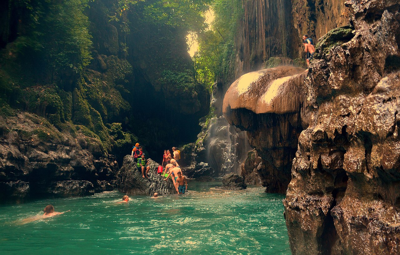 Aktivitas body rafting di Green Canyon