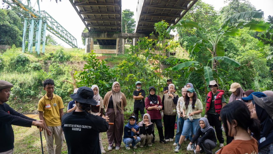 Aksi workshop pembuatan lubang resapan biopori (Dok. Komunitas/Teens Go Green Indonesia)