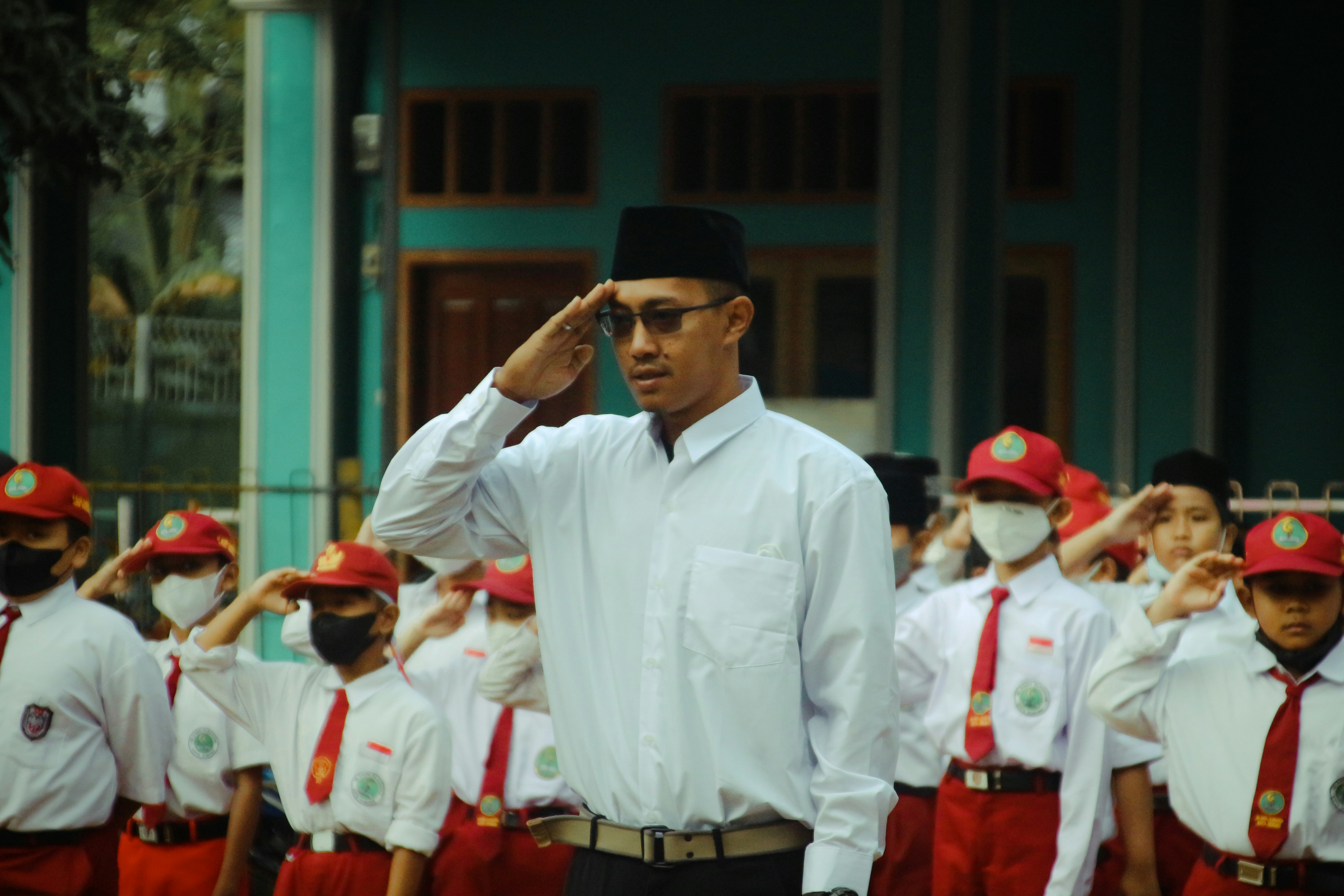 Juknis dan Susunan Upacara Hari Pendidikan Nasional 2026, Pakai Baju Apa? | Unsplash @Syahrul Alamsyah Wahid