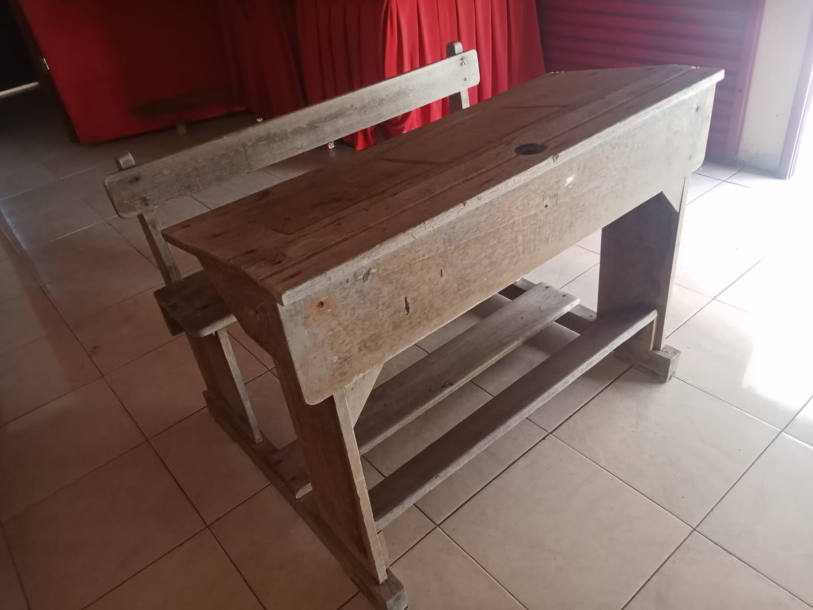 Bangku sekolah yang pernah digunakan Presiden Soeharto selama sekolah di SD N 1 Wuryantoro. (Foto : Wulan Eka Handayani).