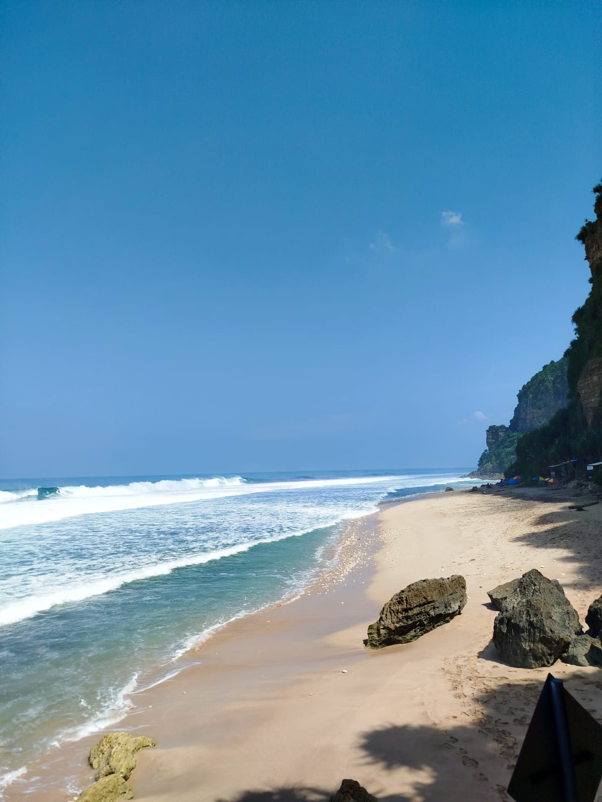 Tepi Pantai Watunene (Dokumentasi Pribadi)