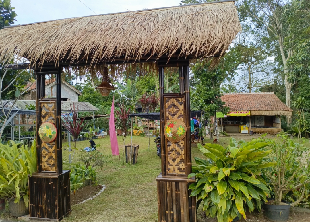 Gapura sebagai pintu masuk taman atau area hijau dan warung paranet di Dayeuh Pajajaran | sumber foto: Dok. Pribadi Belgi Alhuda
