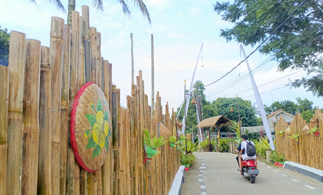 Jalan masuk kawasan Dayeuh Pajajaran yang sudah tertata rapih dengan aksesoris dari bambu | sumber foto: Dok. Pribadi Belgi Alhuda