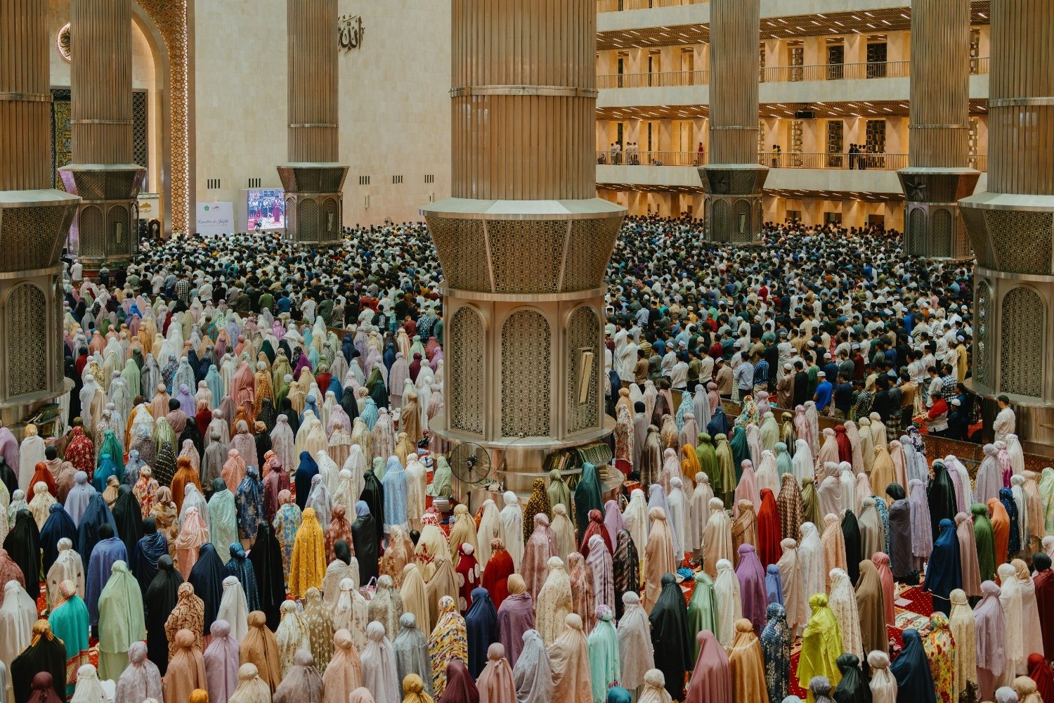 Potret Umat Muslim Menjalani Ibadah di Masjid Istiqlal | Sumber: Unsplash @Alim