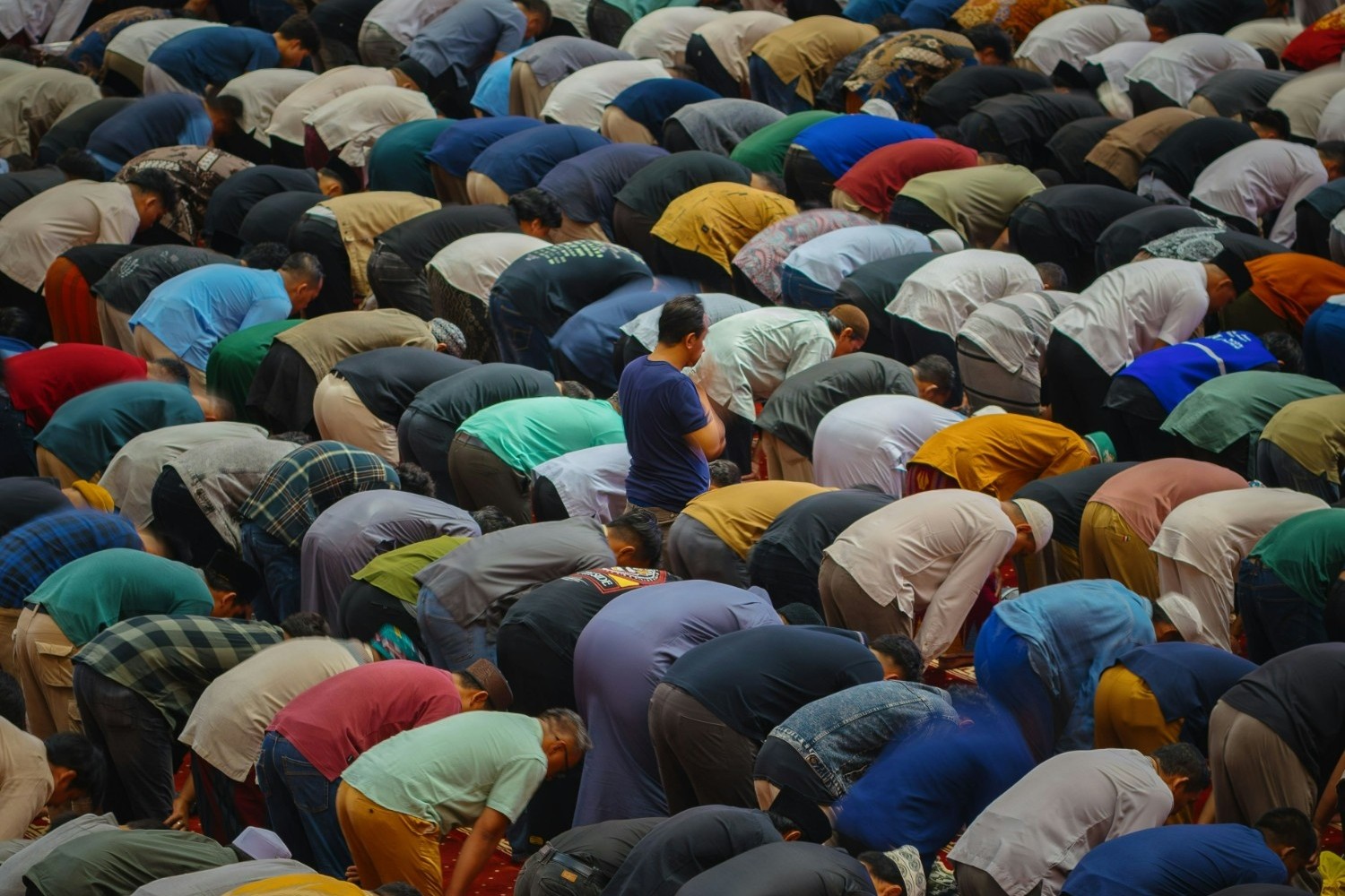 Potret Umat Muslim Menjalani Ibadah di Masjid Istiqlal | Sumber: Unsplash @Alim