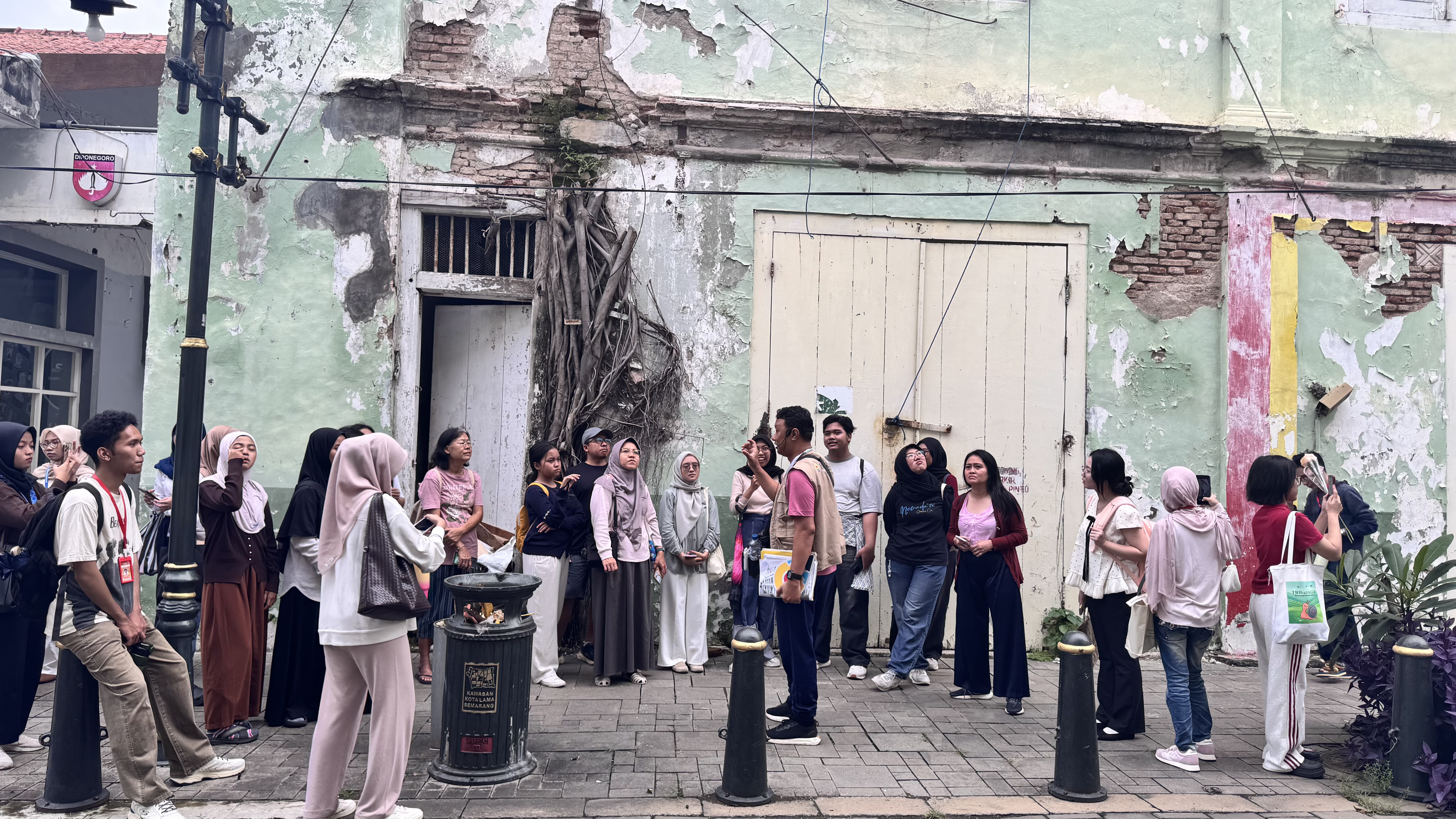  Volunteers iGV dalam salah satu proyek sebelumnya, Happy Bus!, mengeksplorasi sejarah dan budaya Kota Semarang melalui kegiatan city wander, menghadirkan pengalaman lintas budaya yang mencerminkan semangat Living Diversity. 