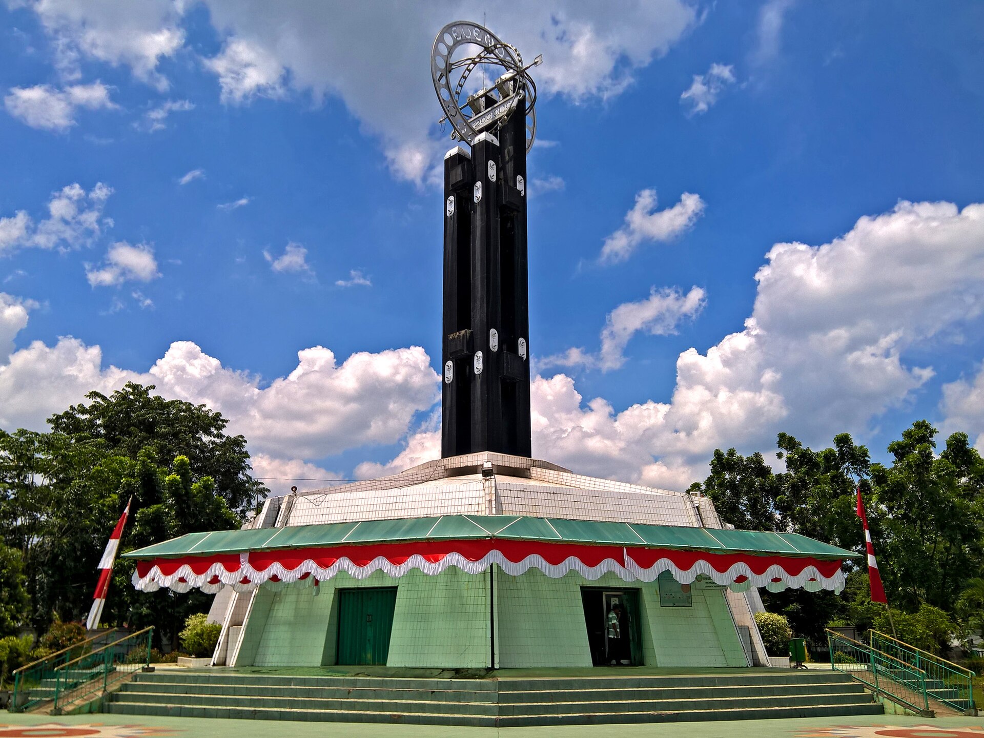Monumen Khatulistiwa, Kec. Pontianak Utara | Sumber: Wikipedia Commons @baka_neko_baka