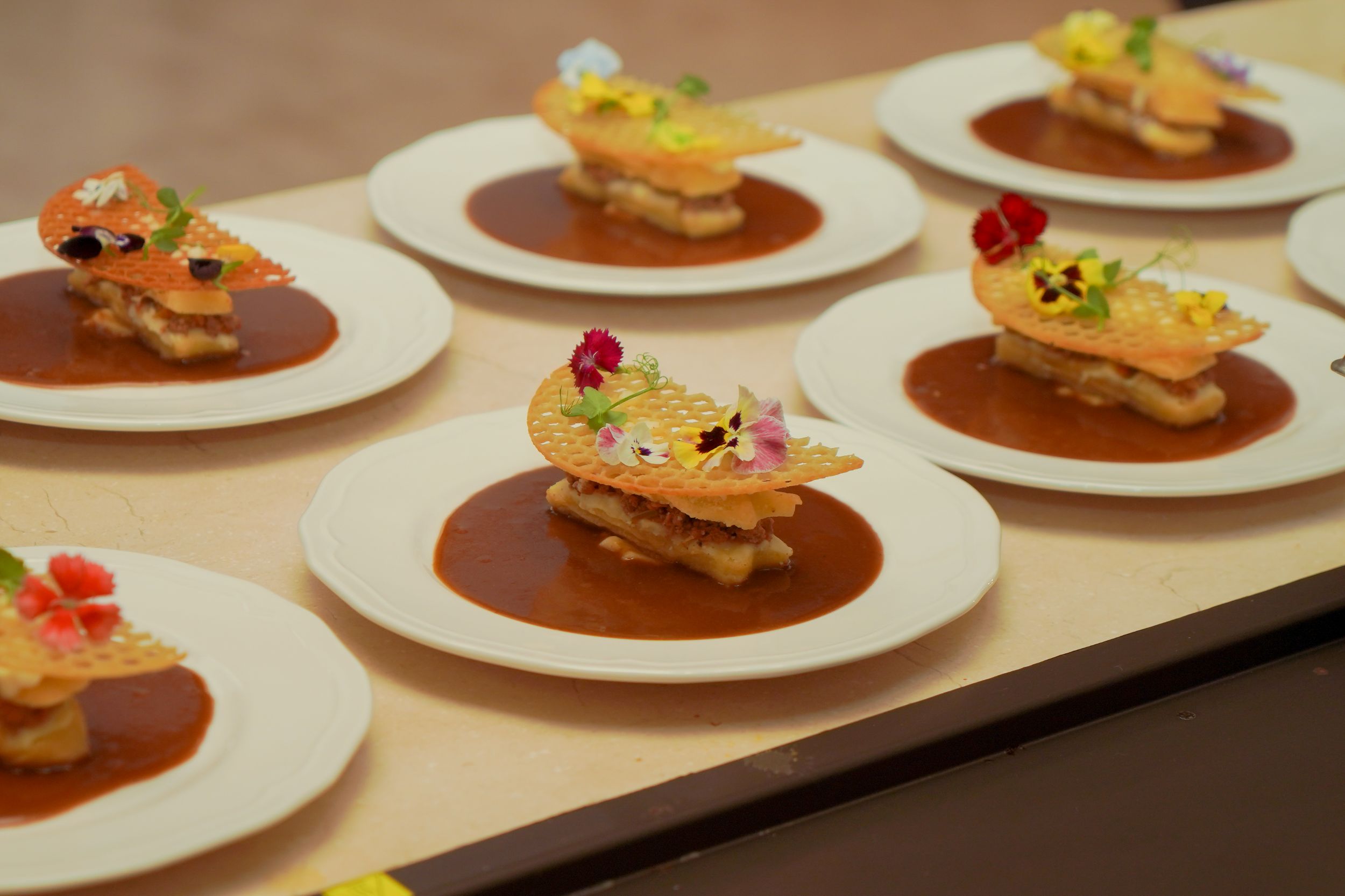 Berbagai makanan internasional yang dihidangkan di kegiatan Francophonie Dinner di Grand Hotel De Djokja, Jumat (24/4) | Foto: Grand Hotel De Djokja