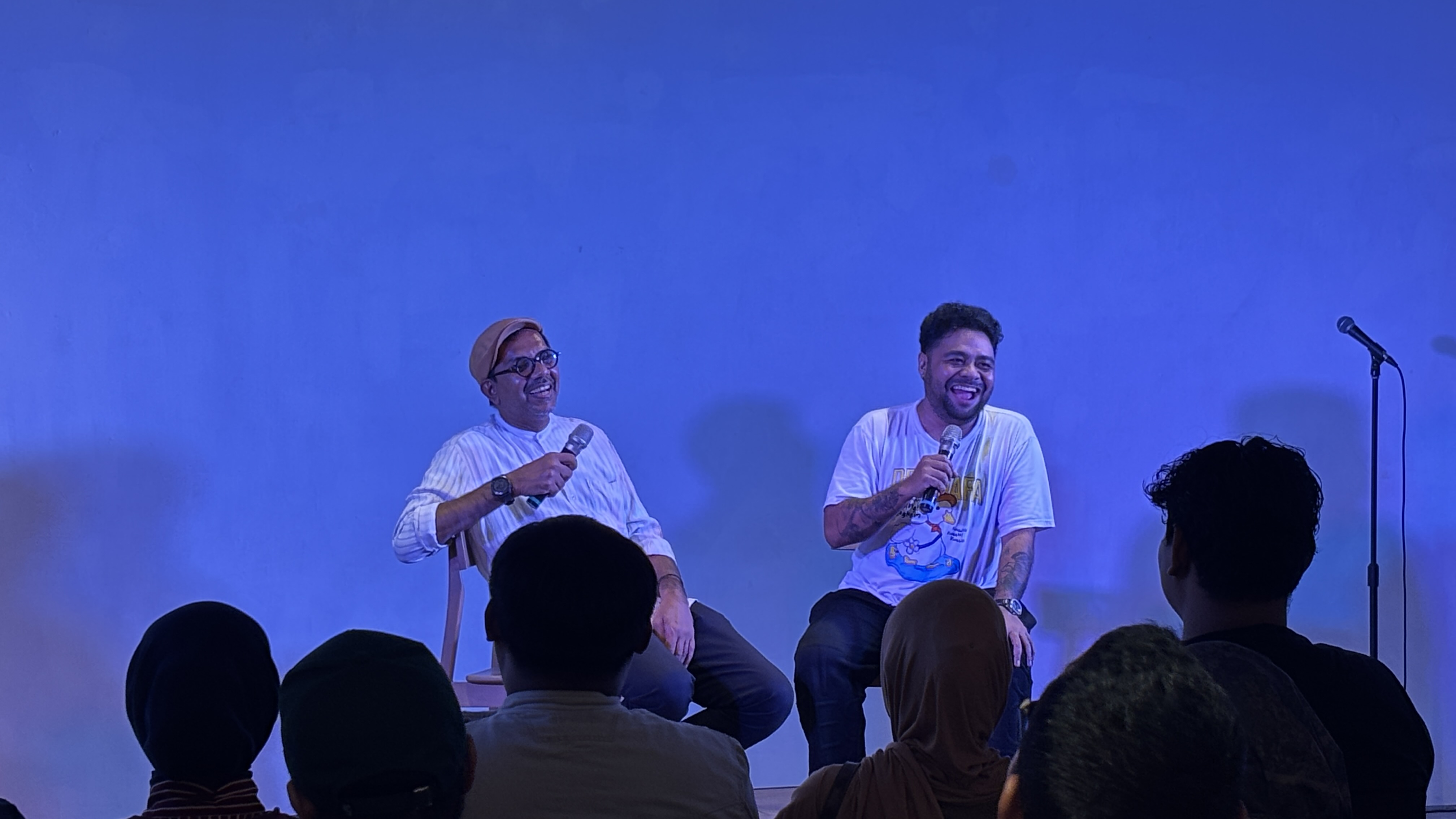 Gian Luigi dan Haris Azwar di Panggung tur stand-up comedy “Lewat Pintu Belakang X Aman Ya?” | Sumber: Dokumentasi Pribadi @RevaldyLatumeten