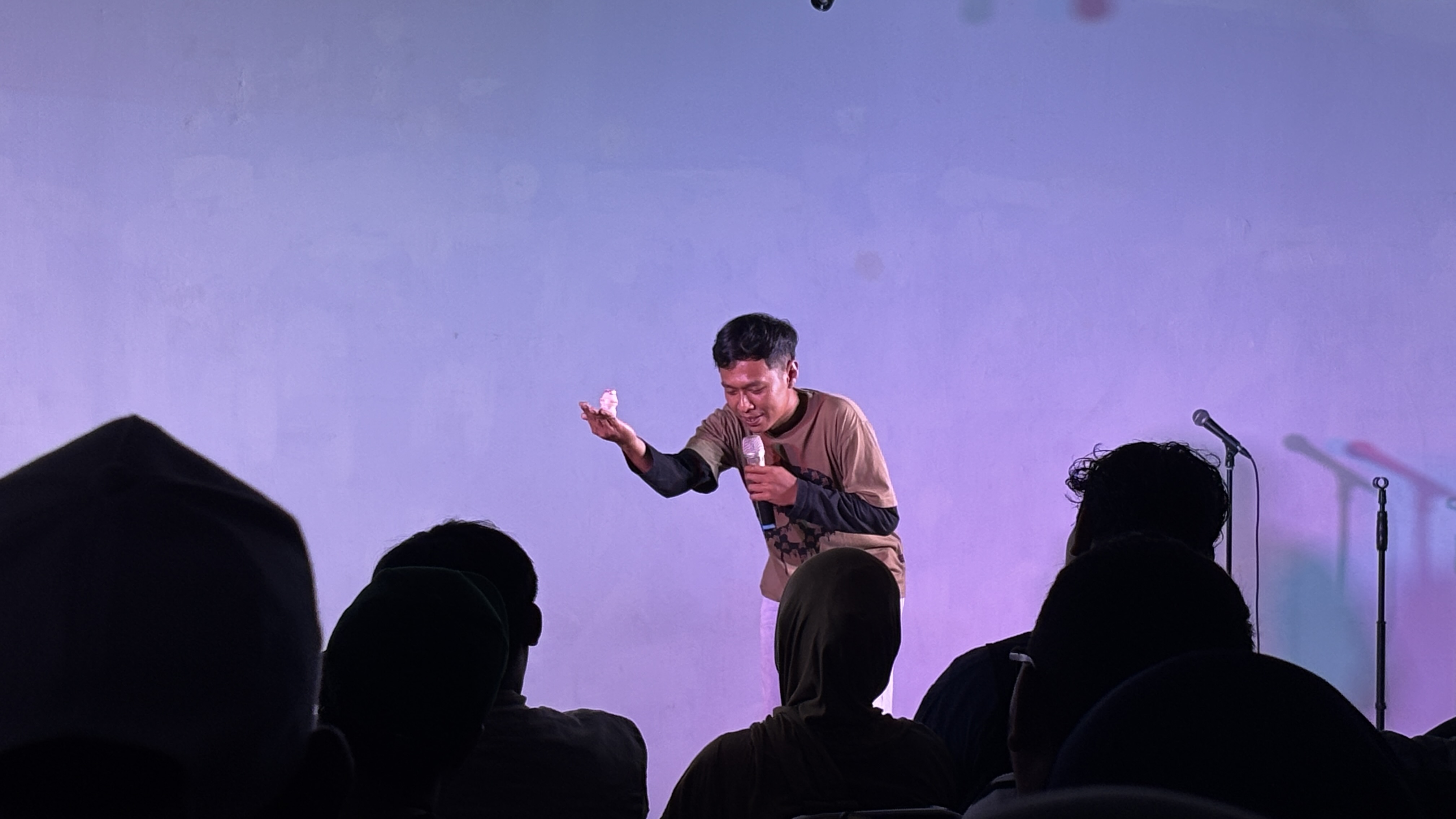 Uwais Jono di Panggung tur stand-up comedy “Lewat Pintu Belakang X Aman Ya?” | Sumber: Dokumentasi Pribadi @RevaldyLatumeten