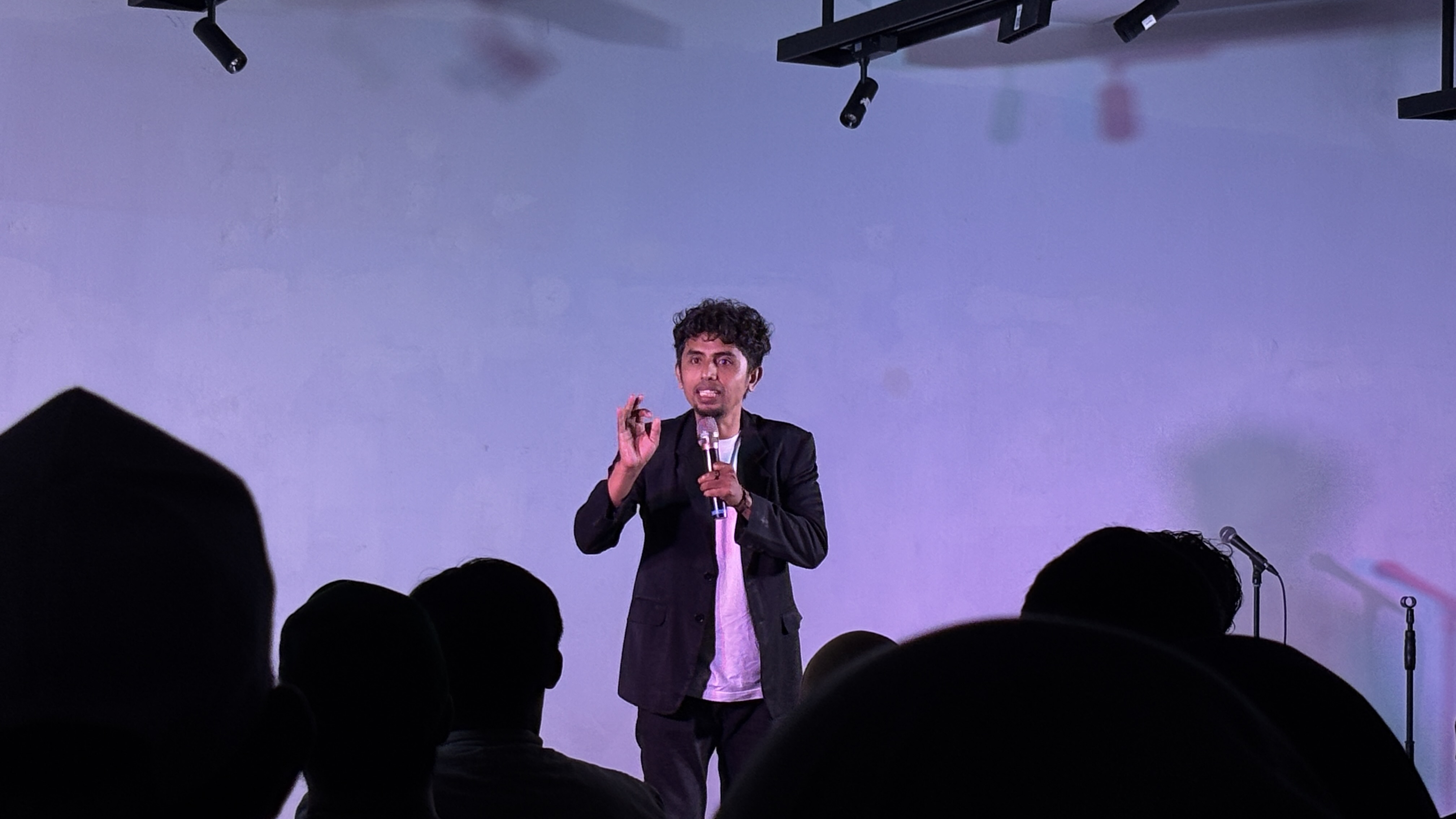 Likardi Siregar di Panggung tur stand-up comedy “Lewat Pintu Belakang X Aman Ya?” | Sumber: Dokumentasi Pribadi @RevaldyLatumeten
