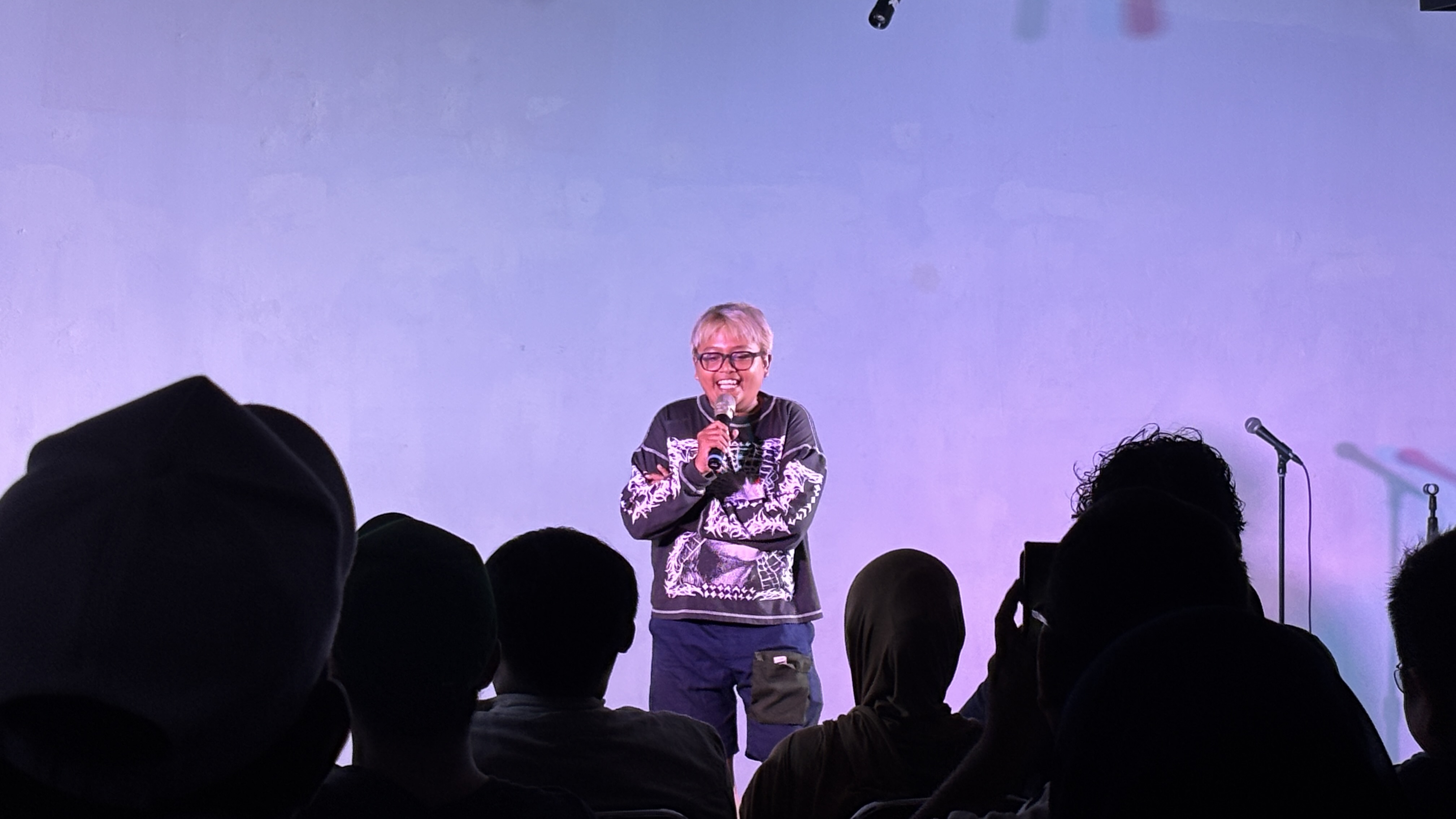 Gugun Beke di Panggung tur stand-up comedy “Lewat Pintu Belakang X Aman Ya?” | Sumber: Dokumentasi Pribadi @RevaldyLatumeten