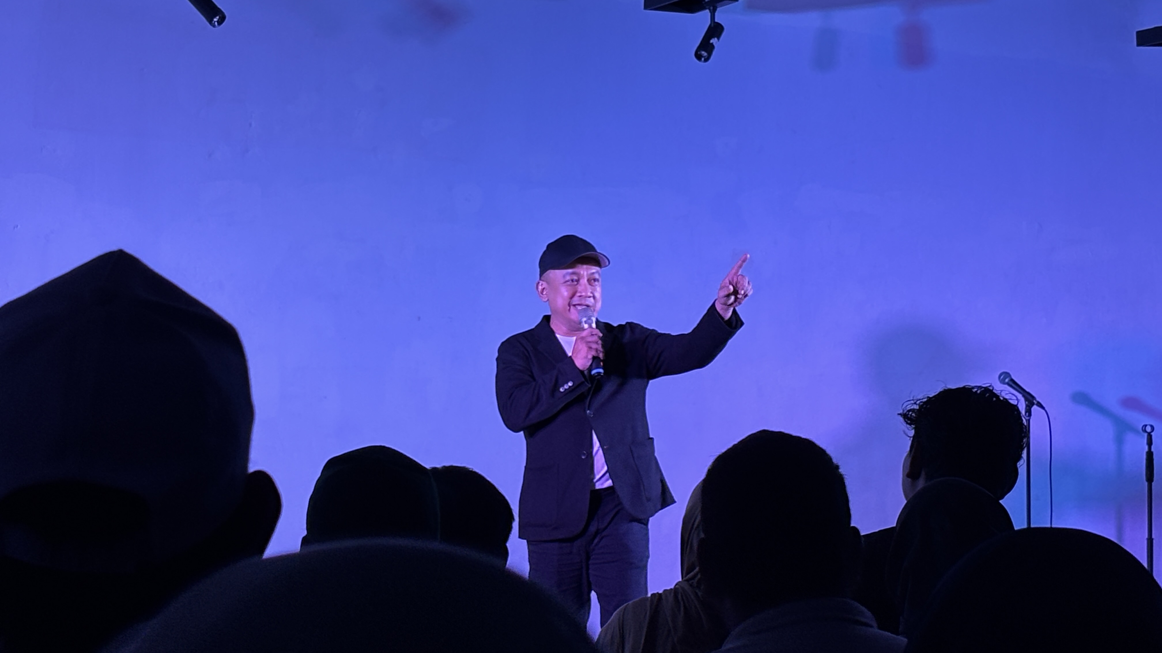 McDanny di Panggung tur stand-up comedy “Lewat Pintu Belakang X Aman Ya?” | Sumber: Dokumentasi Pribadi @RevaldyLatumeten