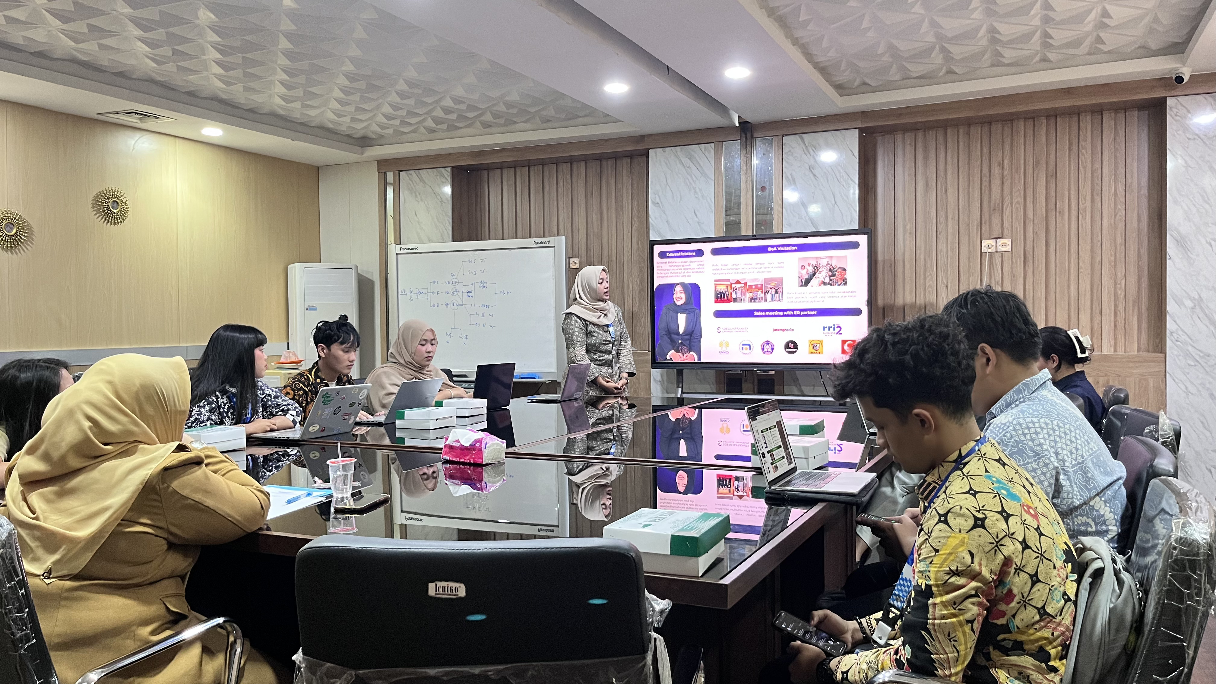  Suasana diskusi yang dilakukan oleh AIESEC in Semarang dengan BAPPEDA Kota Semarang. 