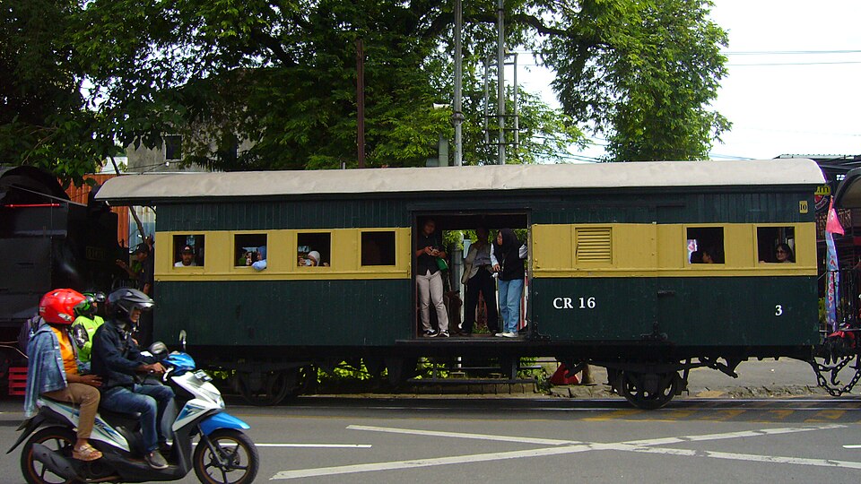 Kereta Uap Jaladara yang melintasi Jalan Slamet Riyadi Solo | WikimediaCommons/Jauhsekali