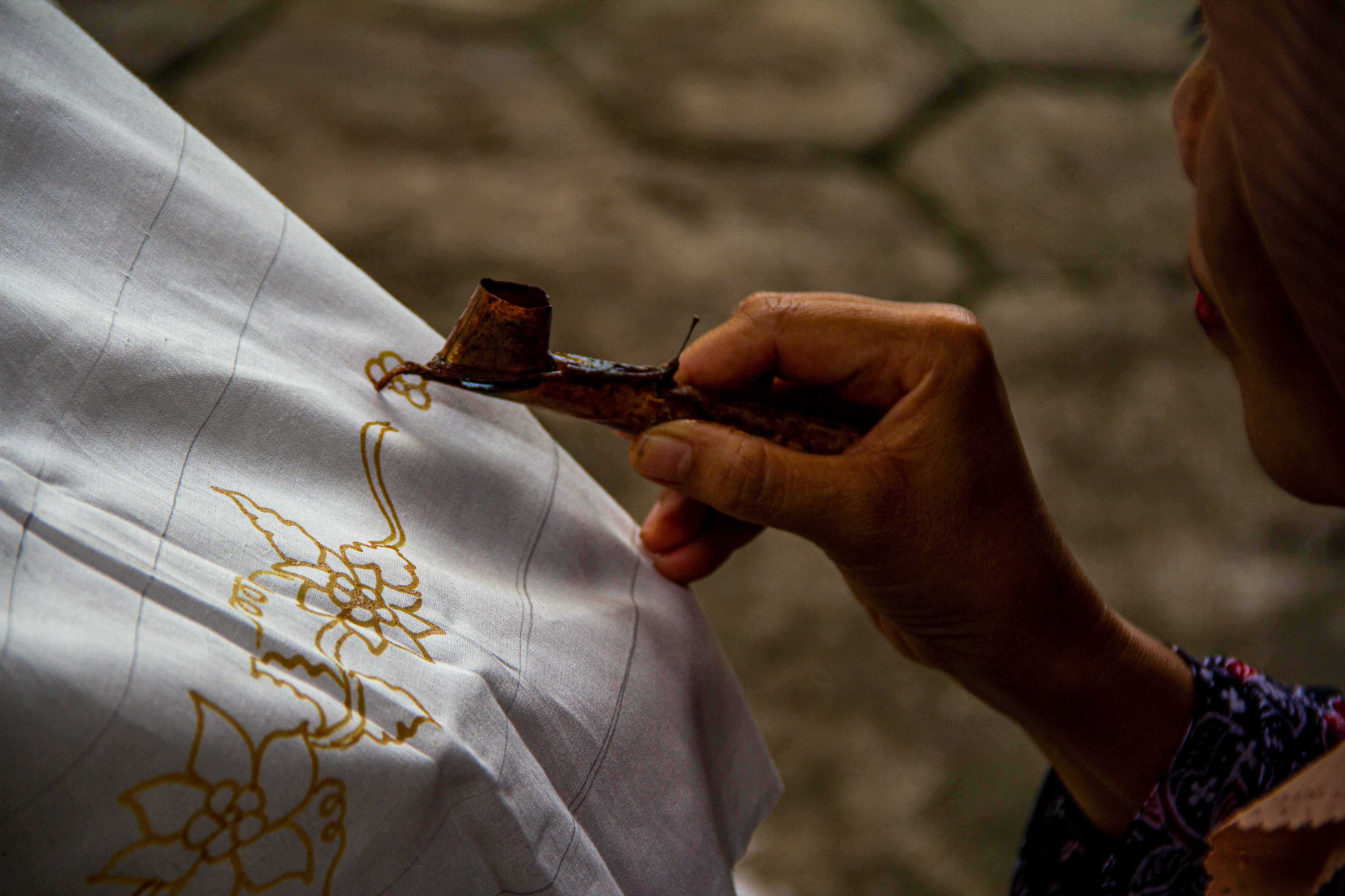 Potret Proses Pembuatan Batik | Sumber: Unsplash @Mahmur Arganti