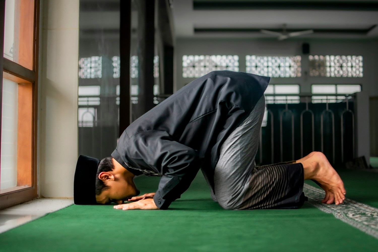 Potret Umat Muslim Menjalani Ibadah | Sumber: Unsplash @Masjid Pogung Dalagan