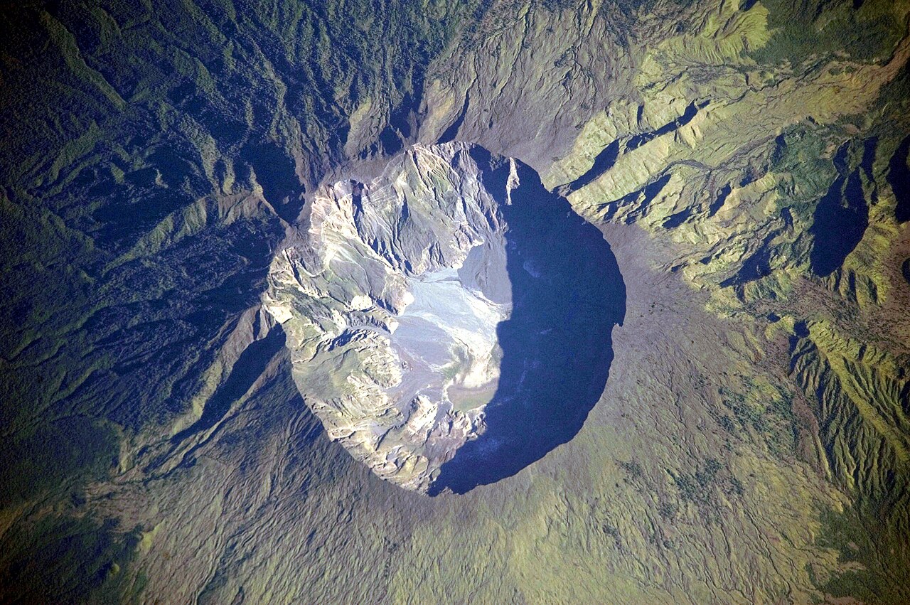 Tambora dan kaldera raksasanya