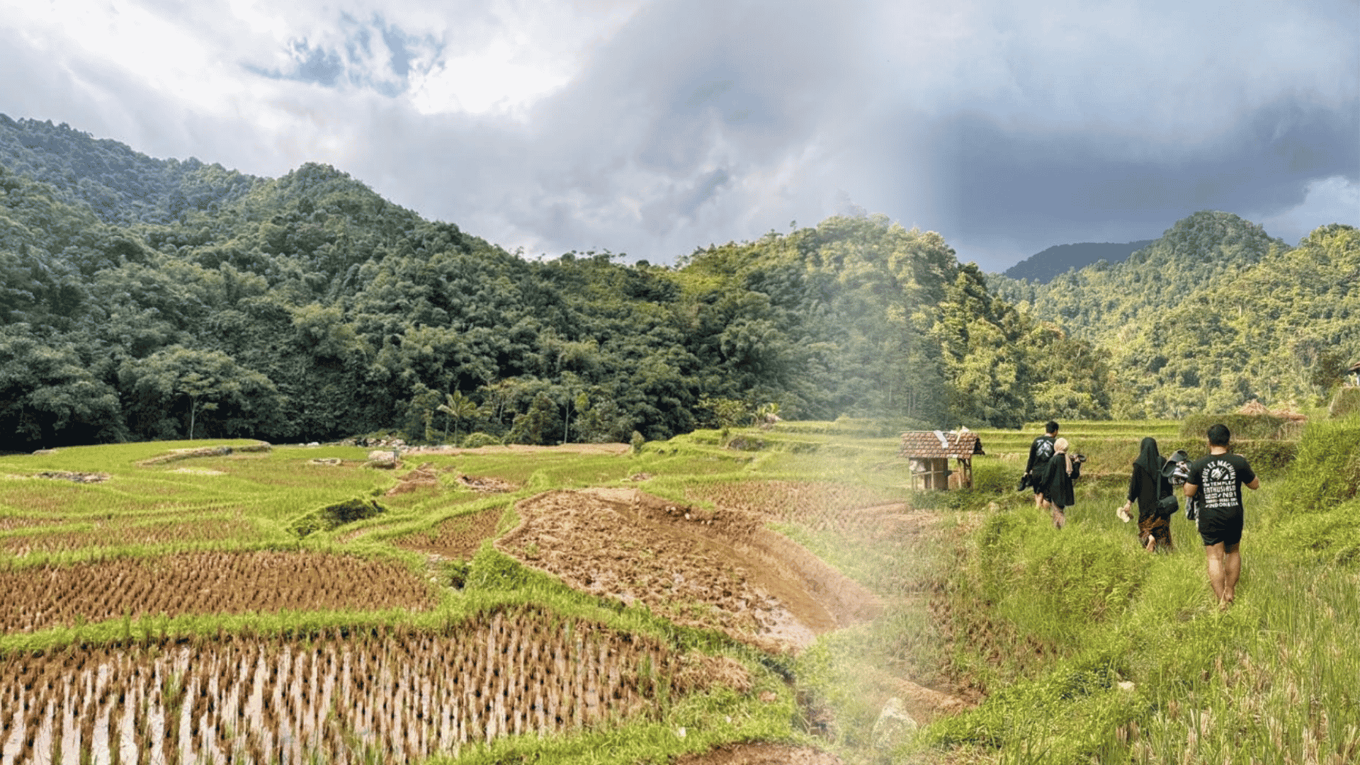 Tampak Relawan Muda Bersabda Dalam Perjalanan Untuk Pemberdayaan masyarakat. Adipatra Kenaro