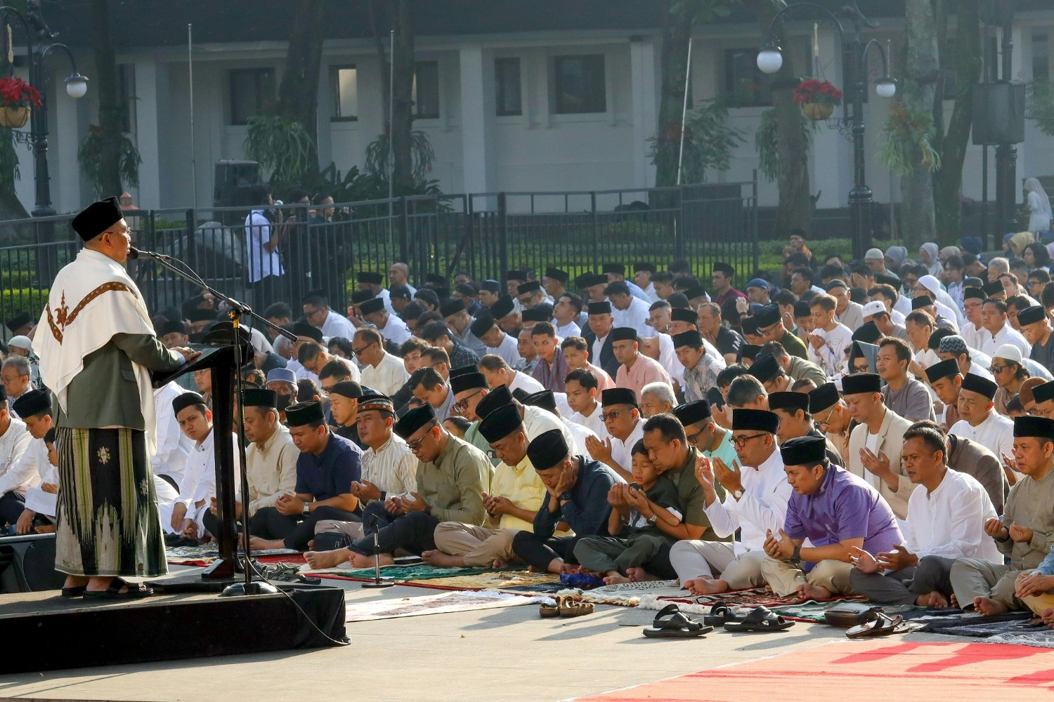 Potret Pelaksanaan Khutbah di Luar Ruangan | Sumber: Pexels @Kevin Yung