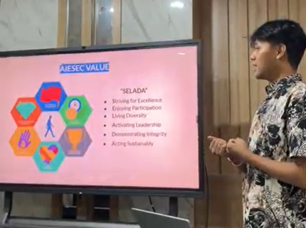  Raihan Argana Cayapata memaparkan profil AIESEC in Semarang sebagai organisasi kepemudaan 