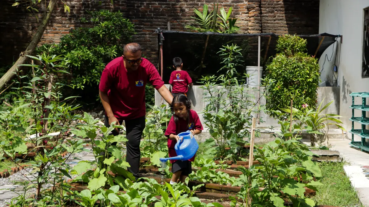 Siswa SD Kanisius Solo belajar menanam sayuran di kebun sekolah