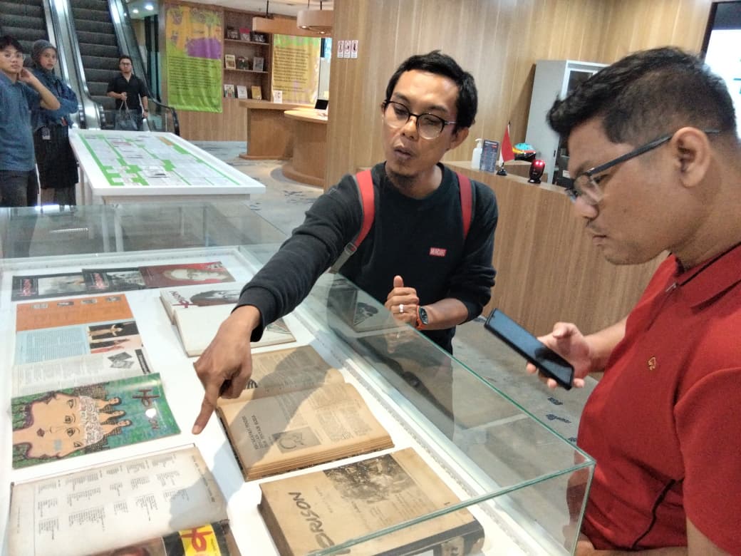 Kurator pameran, Esha Tegar Putra memberi penjelasan seluk beluk tiap edisi majalah Horison yang dipamerkan. (Foto: Good News From Indonesia/Dimas Wahyu Indrajaya)