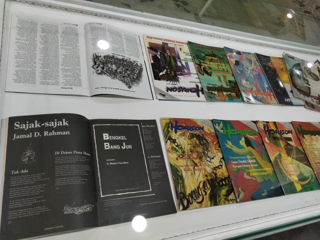 Tiap edisi majalah Horison memiliki kekhasan dari segi cover hingga isi. (Foto: Good News From Indonesia/Dimas Wahyu Indrajaya)