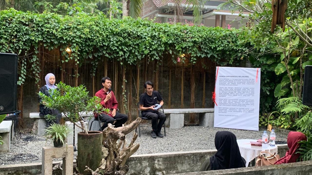 Sesi dialog dalam Pameran Suara dari Bangku Belakang di Kulon Progo Yogyakarta | Foto: GNFI/Pierre Rainer