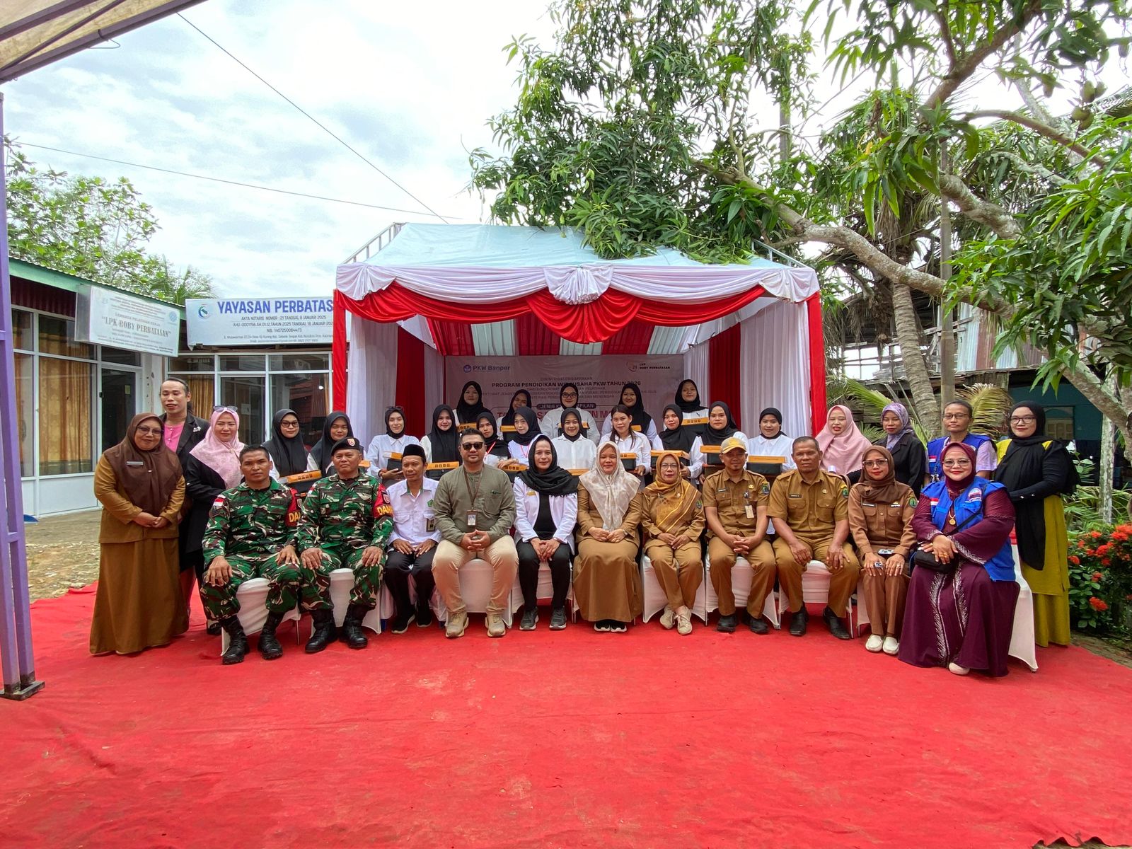 Foto bersama dalam agenda peresmian Program PKW di LKP Roby Perbatasan (Foto: Dok. Harcungcung,S.Pd)