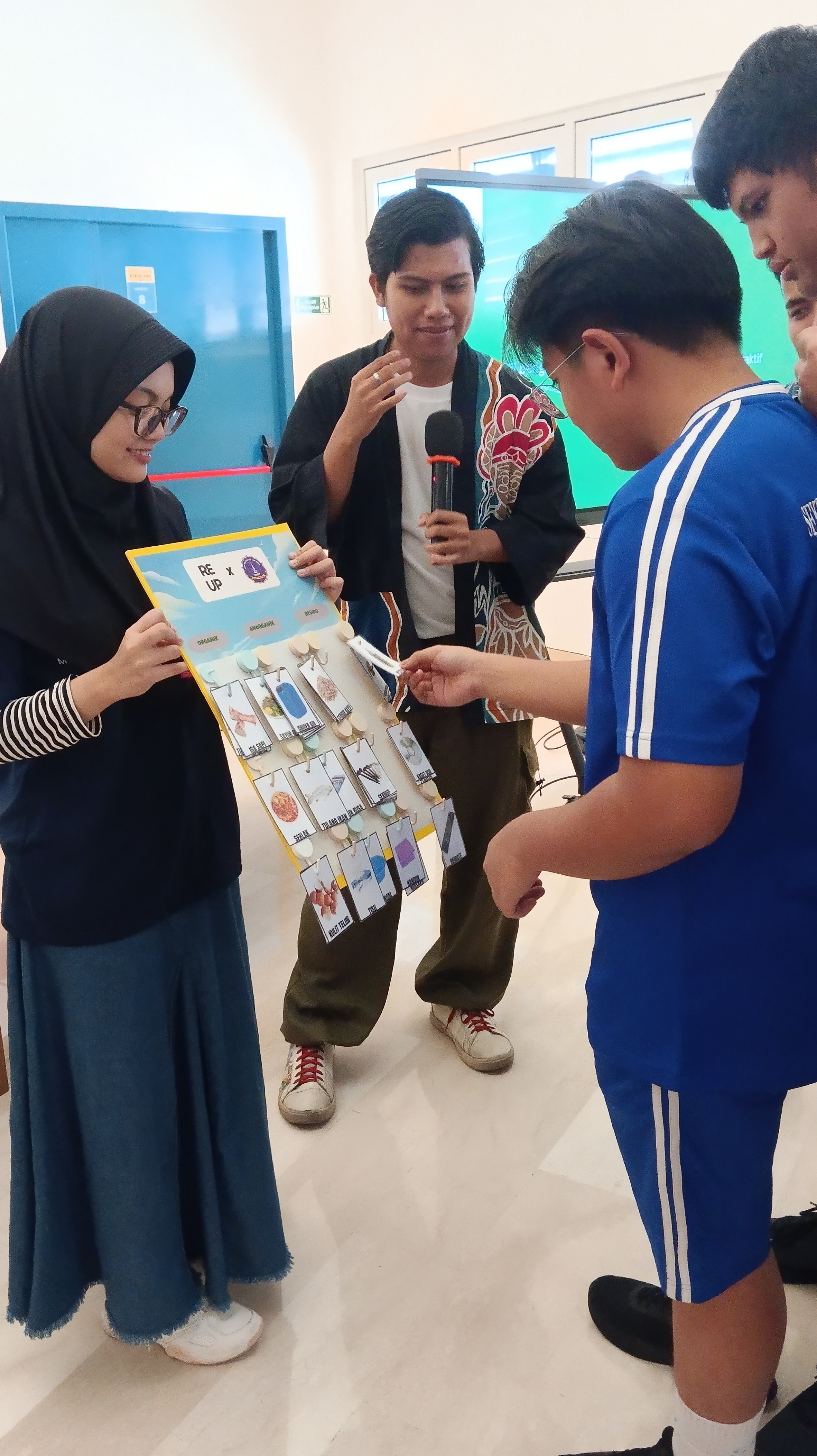 Setiap siswa mengikuti games pilah pilih sampah (Trash Ranger Indonesia/Dimas Rahmat Naufal Wardhana)