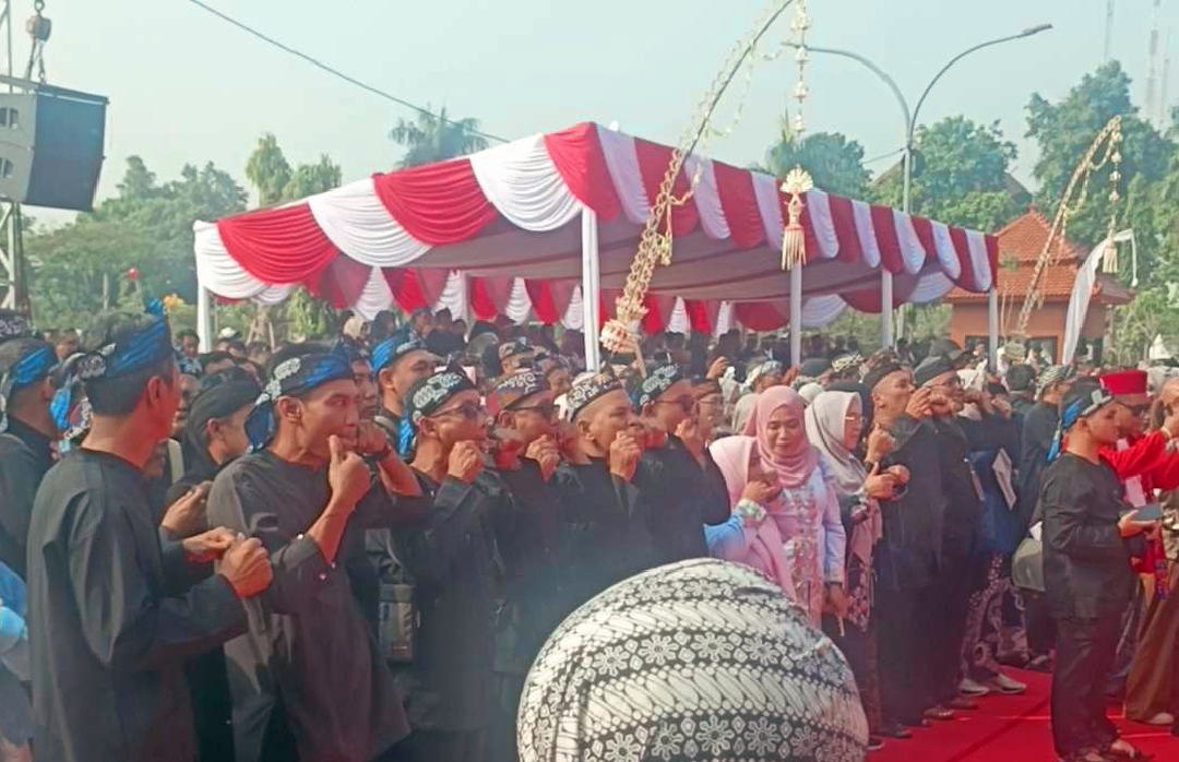 Ribuan peserta yang memainkan Karinding di Alun-alun Kabupaten Bogor. (28/06/2026) | sumber: Dok. Pribadi Belgi Alhuda