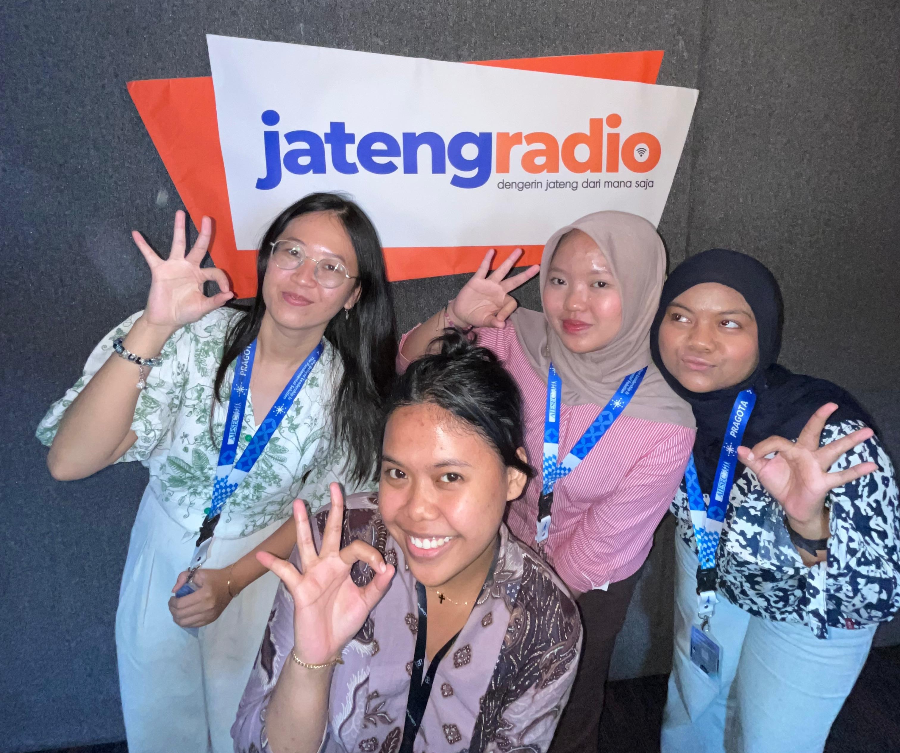 Sesi siaran di Jateng Radio yang membahas mengenai kesempatan Global Volunteer AIESEC in Semarang