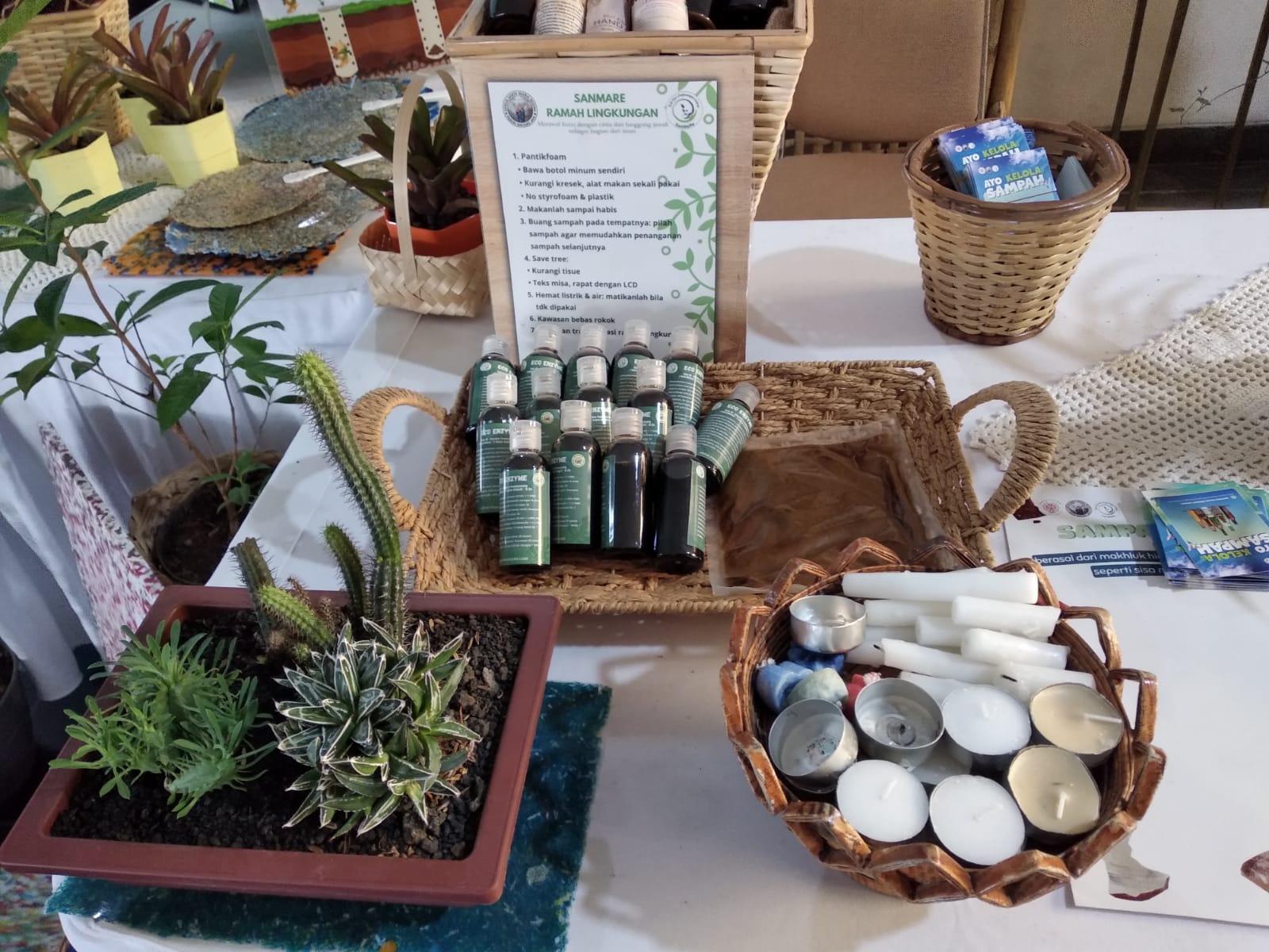 Produk Eco enzyme cair dan bantal Eco enzyme pada stan kampanye lingkungan hidup di sebuah gereja di Tangerang Selatan I Dokpri