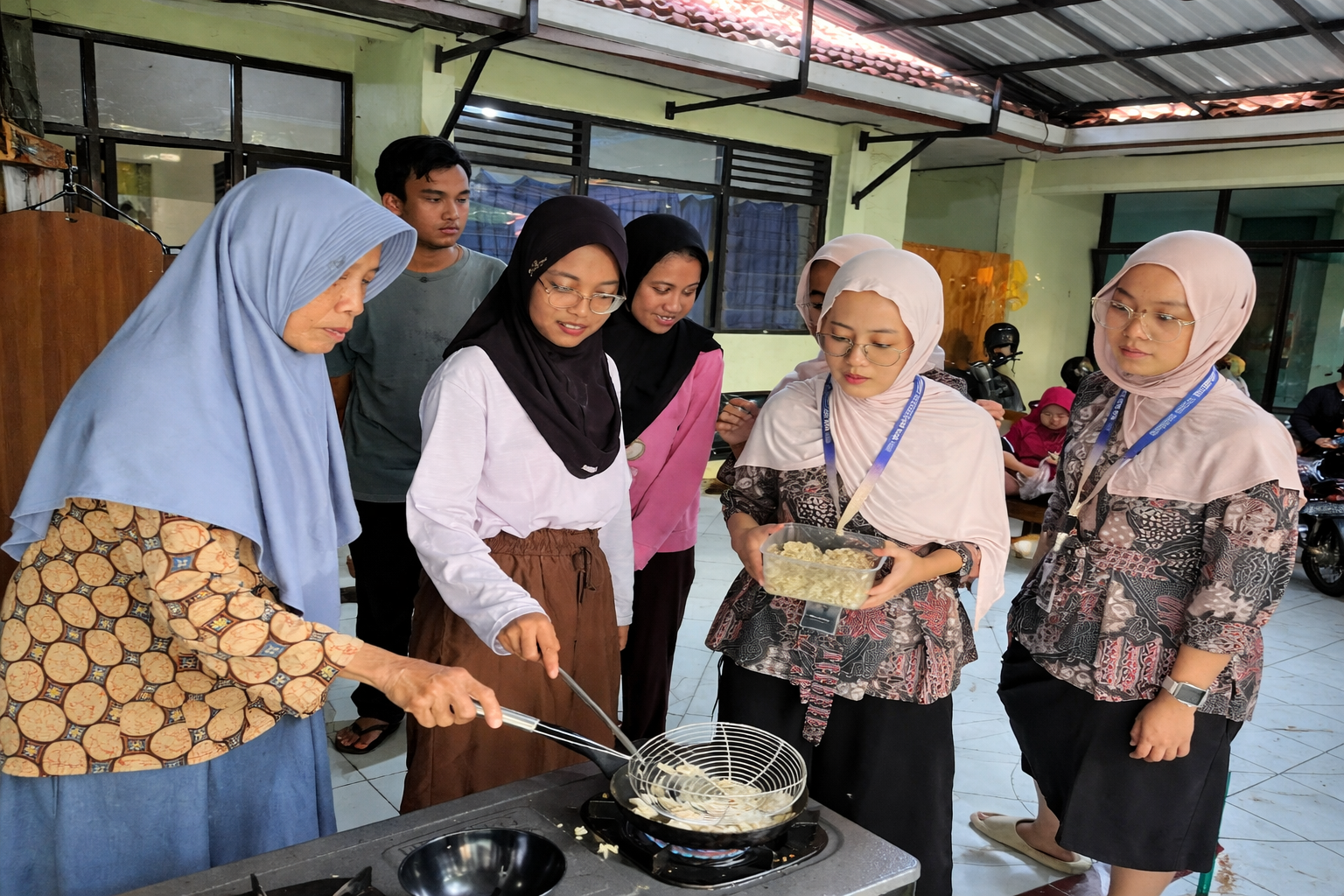 Warga PSAA Pemalang mempraktikkan pembuatan cengkaruk | Mahasiswa