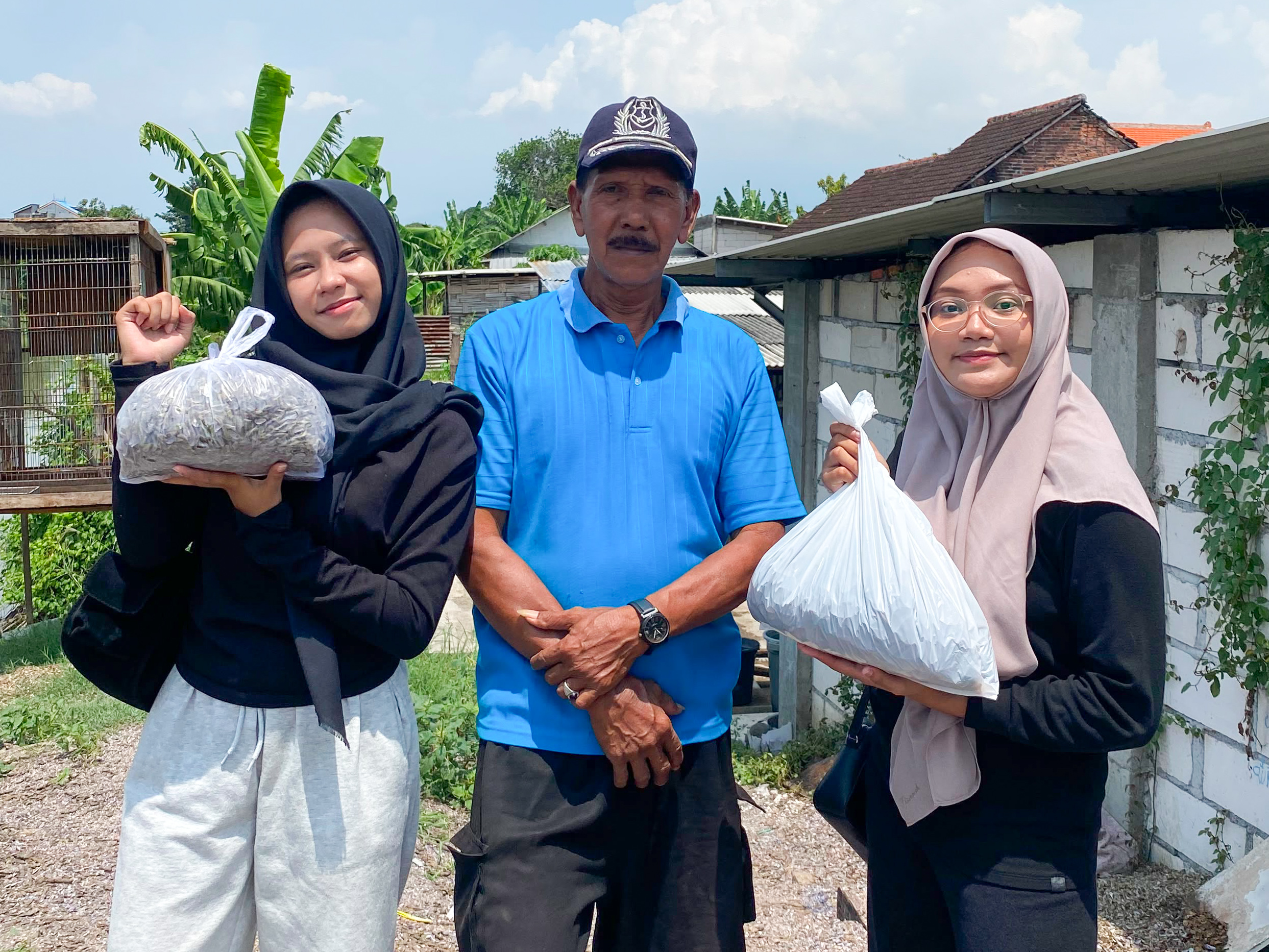 2 Pelajar SMAN 3 Sidoarjo mengumpulkan cangkang udang dan Kupang untuk inovasi tablet gigi