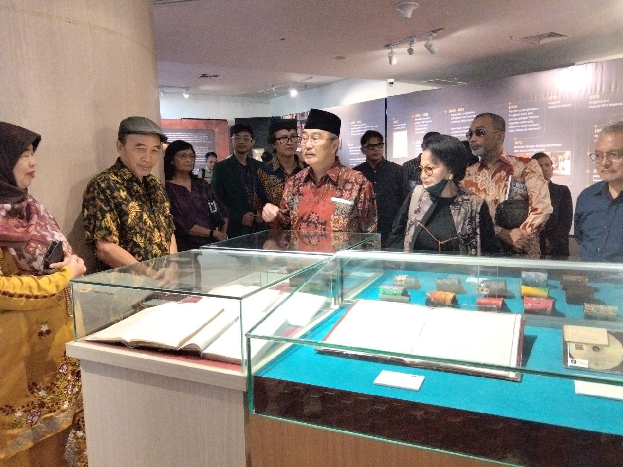Di antara banyaknya koleksi Asrul Sani, terdapat buku berisi tulisan skenario yang dipamerkan di ruang pameran. Tampak Jimmly Asshiddiqie ditemani istri almarhum Asrul Sani, Mutiara Sani Sarumpaet menyaksikan koleksi. (Foto: Dimas Wahyu Indrajaya/Good News From Indonesia)