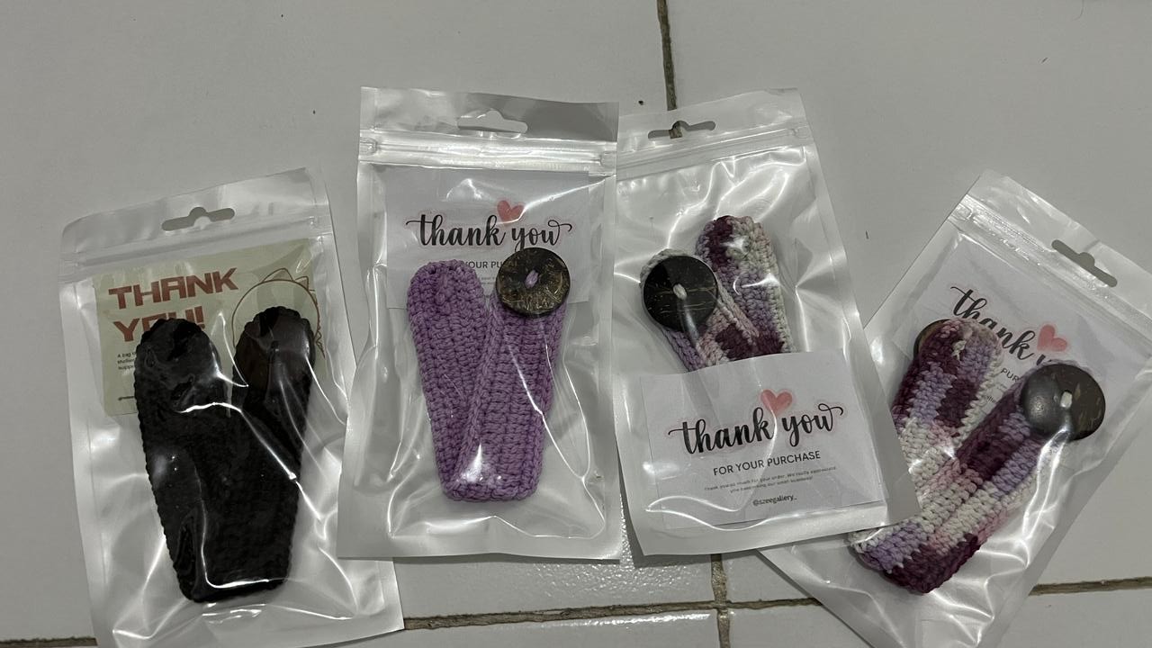 Gambar 2. Hasil karya strap masker rajut yang dibuat peserta sebagai bentuk optimalisasi waktu tunggu wali murid di sekolah yang dapat dikembangkangkan menjadi nilai ekonomi.