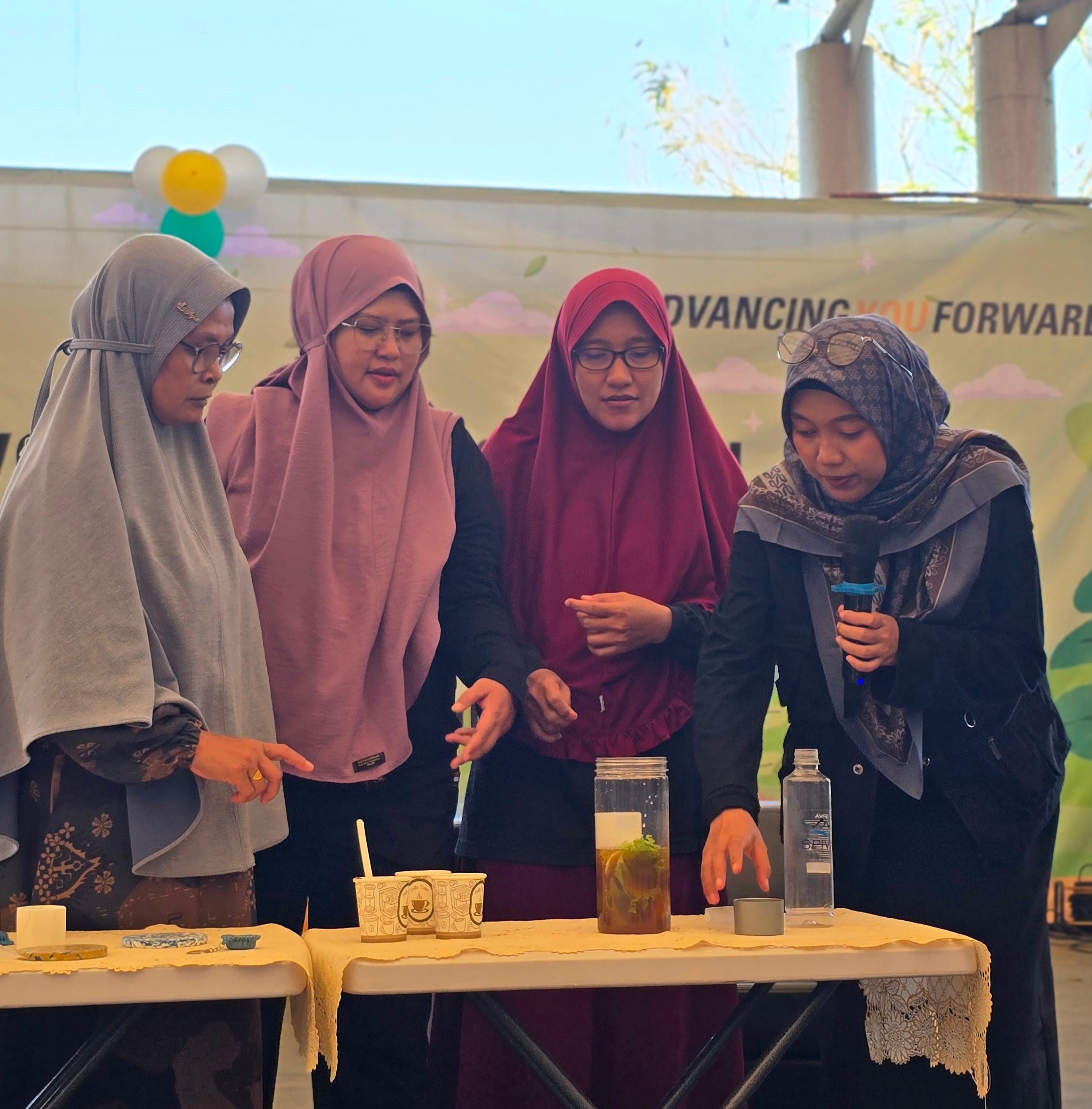 Co-Founder Trash Ranger memandu peserta praktik Eco-enzyme (Doc. Trash Ranger Indonesia/Trash Ranger Indonesia)
