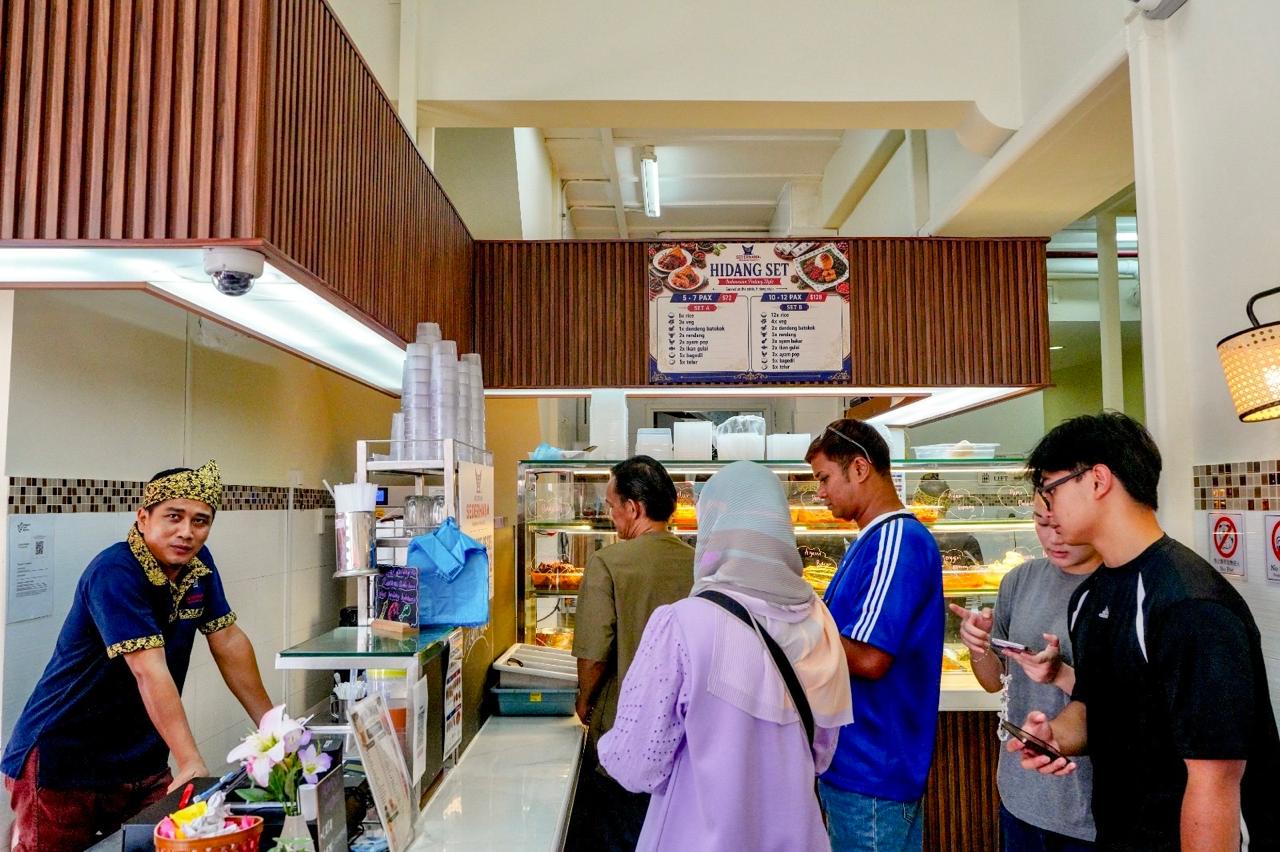 Pemebeli yang antre di Restoran Sederhana | KemenEkraf