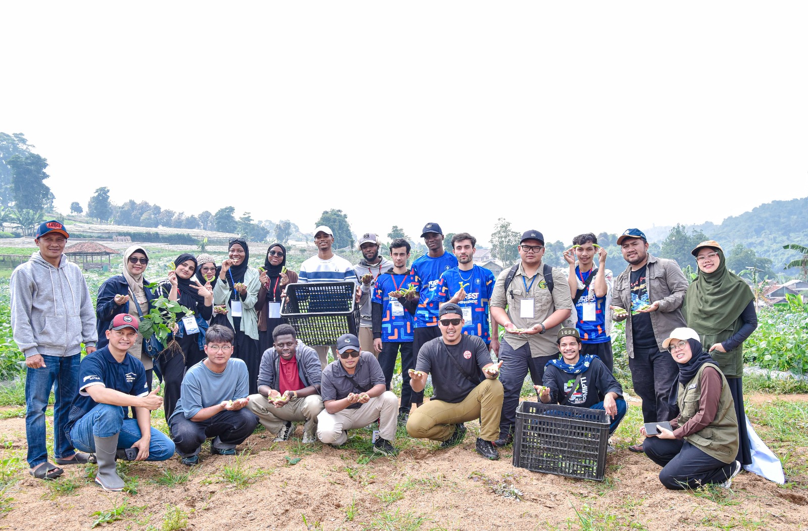 Kegiatan praktek pengelolaan pascapanen berbasis teknologi OVOC International IPB University | Sumber: Lembaga Pengembangan Masyarakat Agromaritim dan Akselerasi Innopreneurship IPB