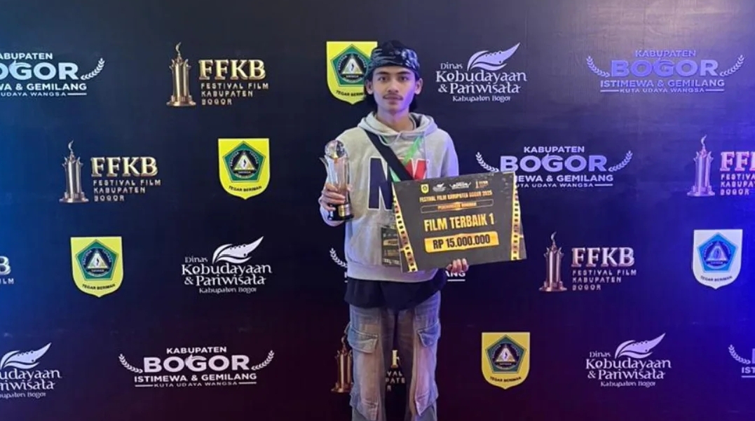 Taovik Rian Hidayat pada saat memegang piala dalam Festival Film Kabupaten Bogor | sumber: Instagram @aksarasenja