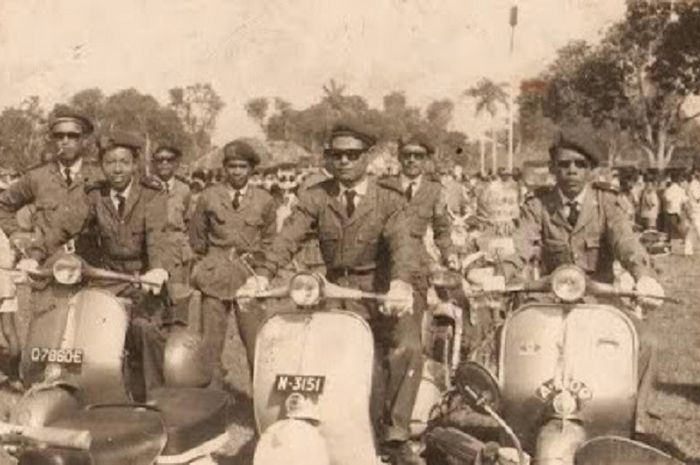 Prajurit Kontingen Garuda berpose dengan Vespa hadiah dari Presiden Sukarno sepulang bertugas di Kongo, kini dikenal kolektor sebagai