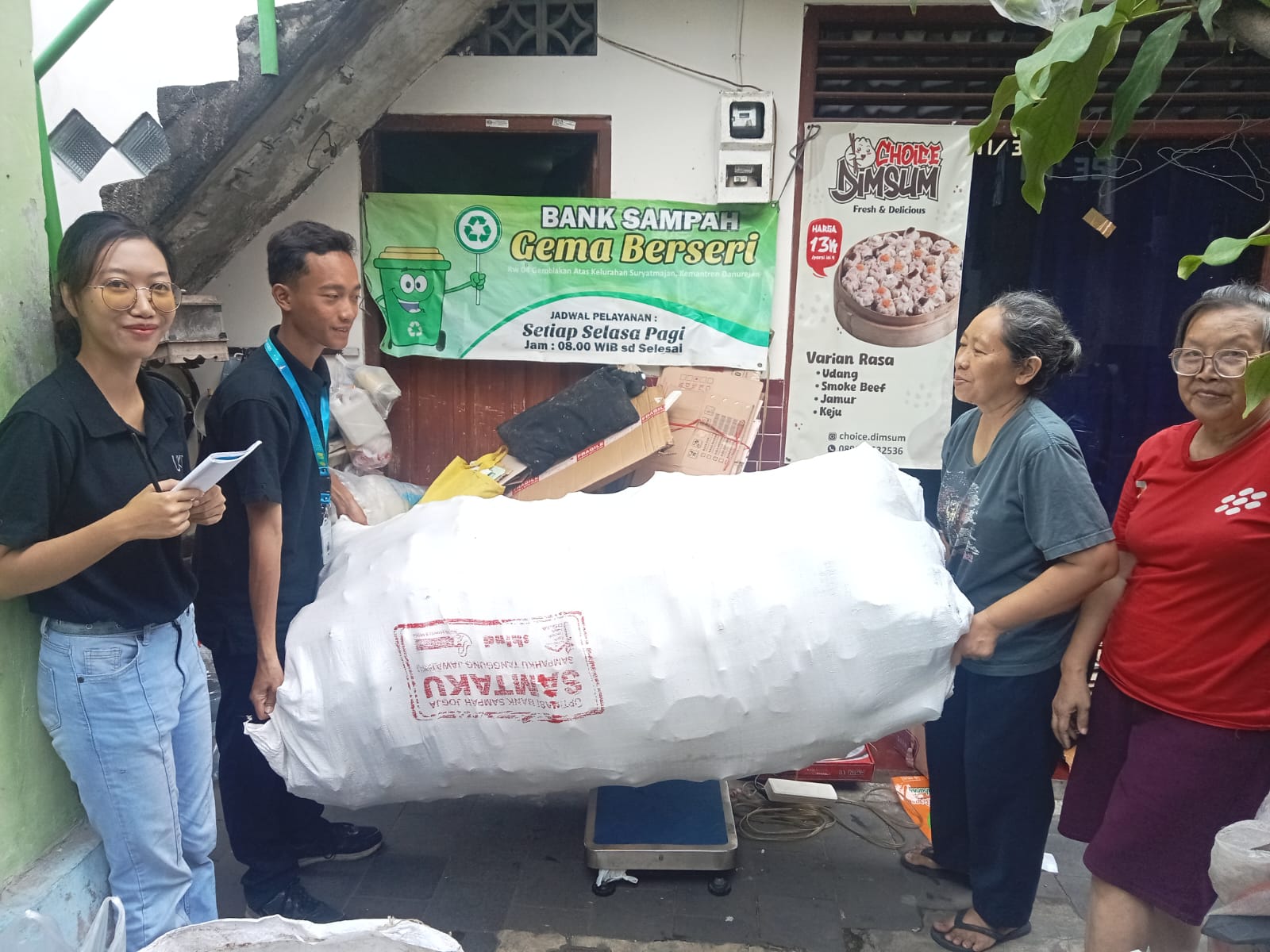 Masyarkat mengelola sampah anorganik di salah satu bank sampah di Kota Yogyakarta | Sumber: Portal Berita Pemerintah Kota Yogyakarta