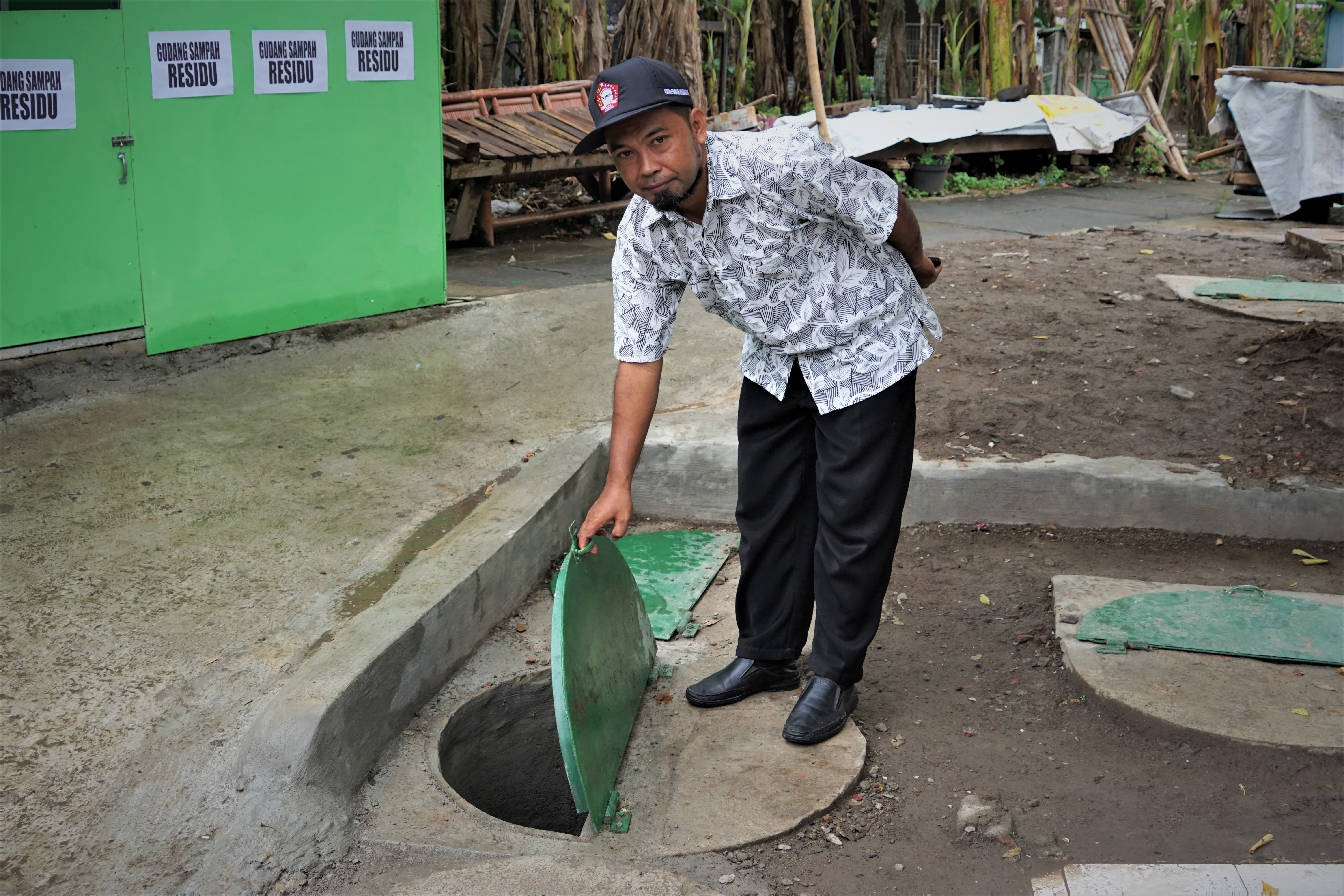 Warga menunjukan biopori jumbo untuk mengelola sampah organik yang menjadi Gerakan Mas JOS | Sumber: Portal Berita Pemerintah Kota Yogyakarta