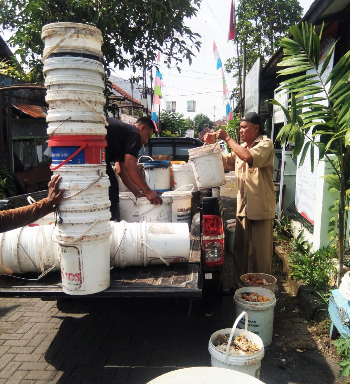 Pengambilan sampah organik yang dikumpulkan dalam ember untuk pakan ternak | Sumber: Portal Berita Pemerintah Kota Yogyakarta