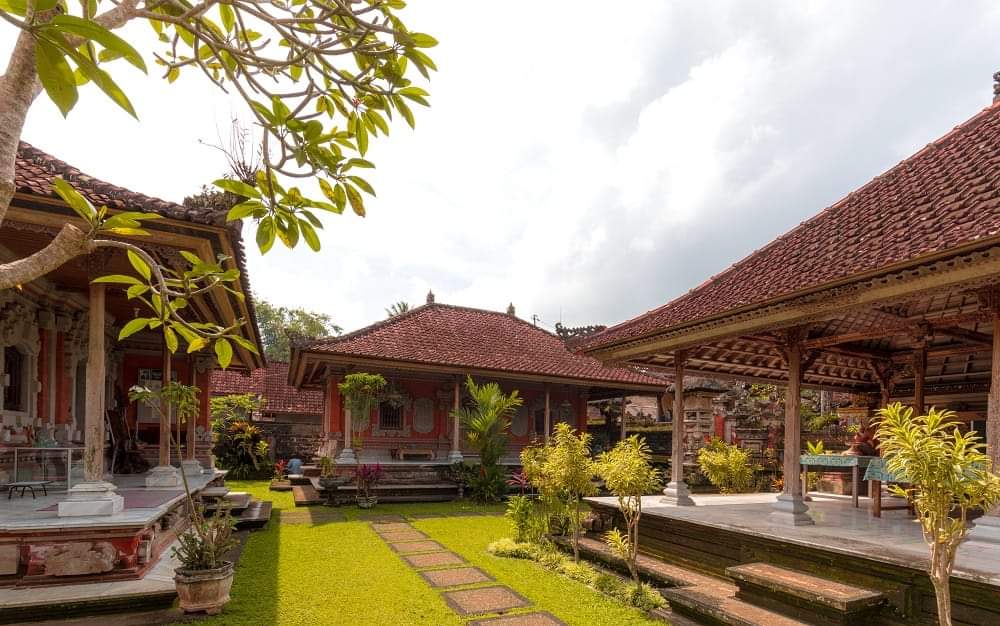 Gambar Rumah Adat Bali yang Terdiri dari Kompleks Hunian Rumah, Pura, dan Bale | Laman Dinas Kebudayaan dan Pariwisata Buleleng