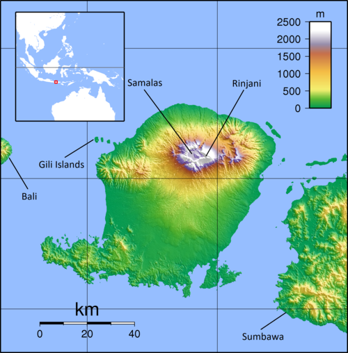 Peta topografi Pulau Lombok, menunjukkan lokasi Gunung Samalas dan Rinjani. Sumber: Sadalmelik/Elekhh, Wikimedia Commons (CC BY-SA).