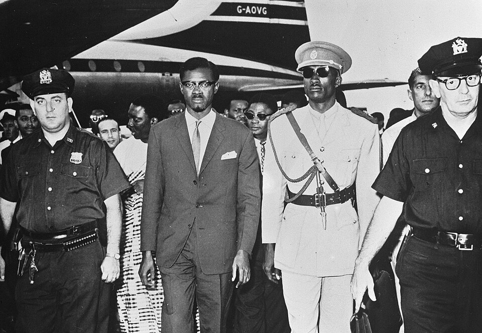 Patrice Lumumba tiba di New York, 24 Juli 1960, mencari dukungan internasional di tengah krisis awal kemerdekaan Kongo. Foto: Fotograaf Onbekend/Anefo, domain publik (CC0).