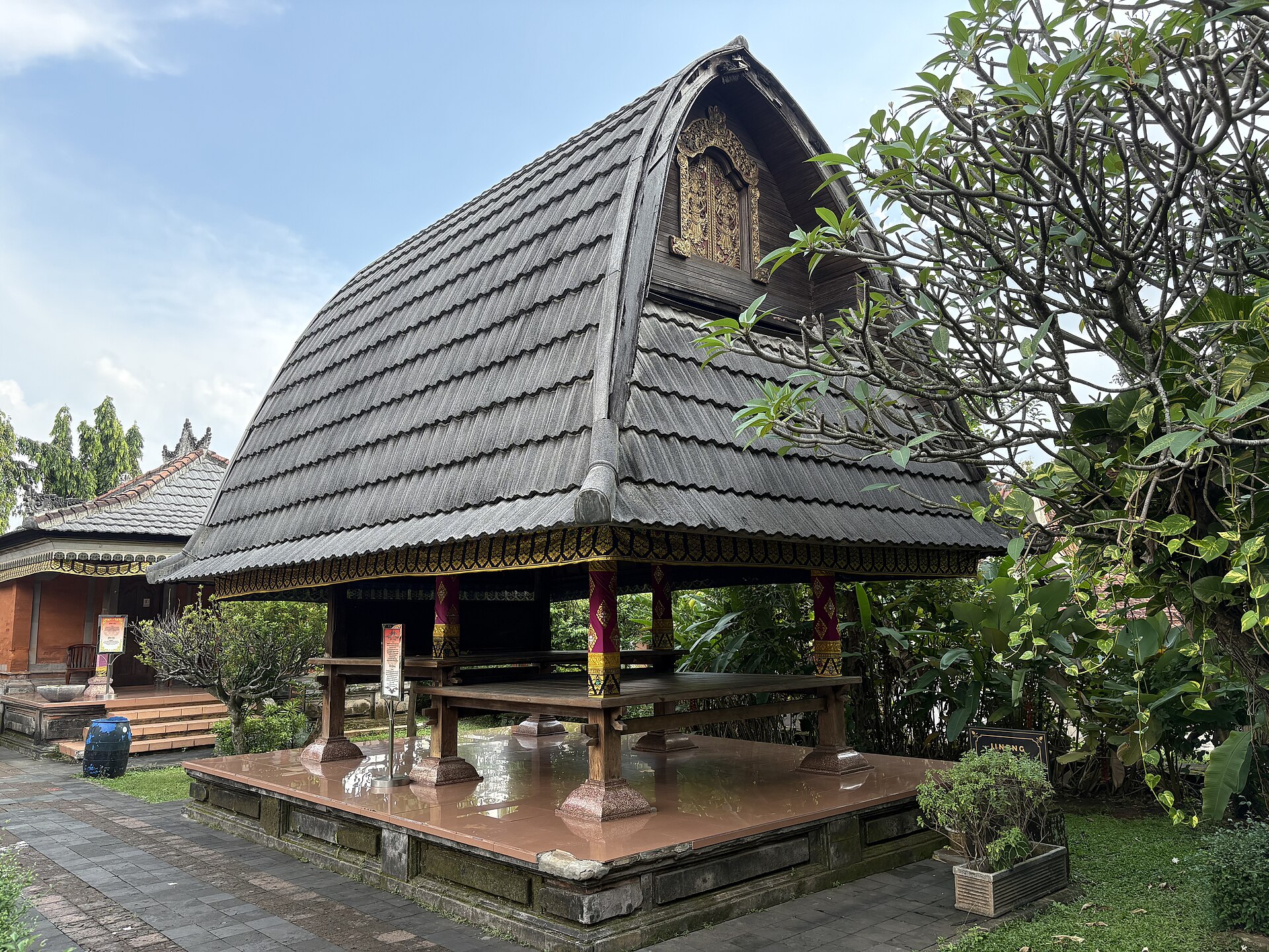 Potret Jineng Rumah Bali | Sumber: Wikimedia Commons @Chainwit